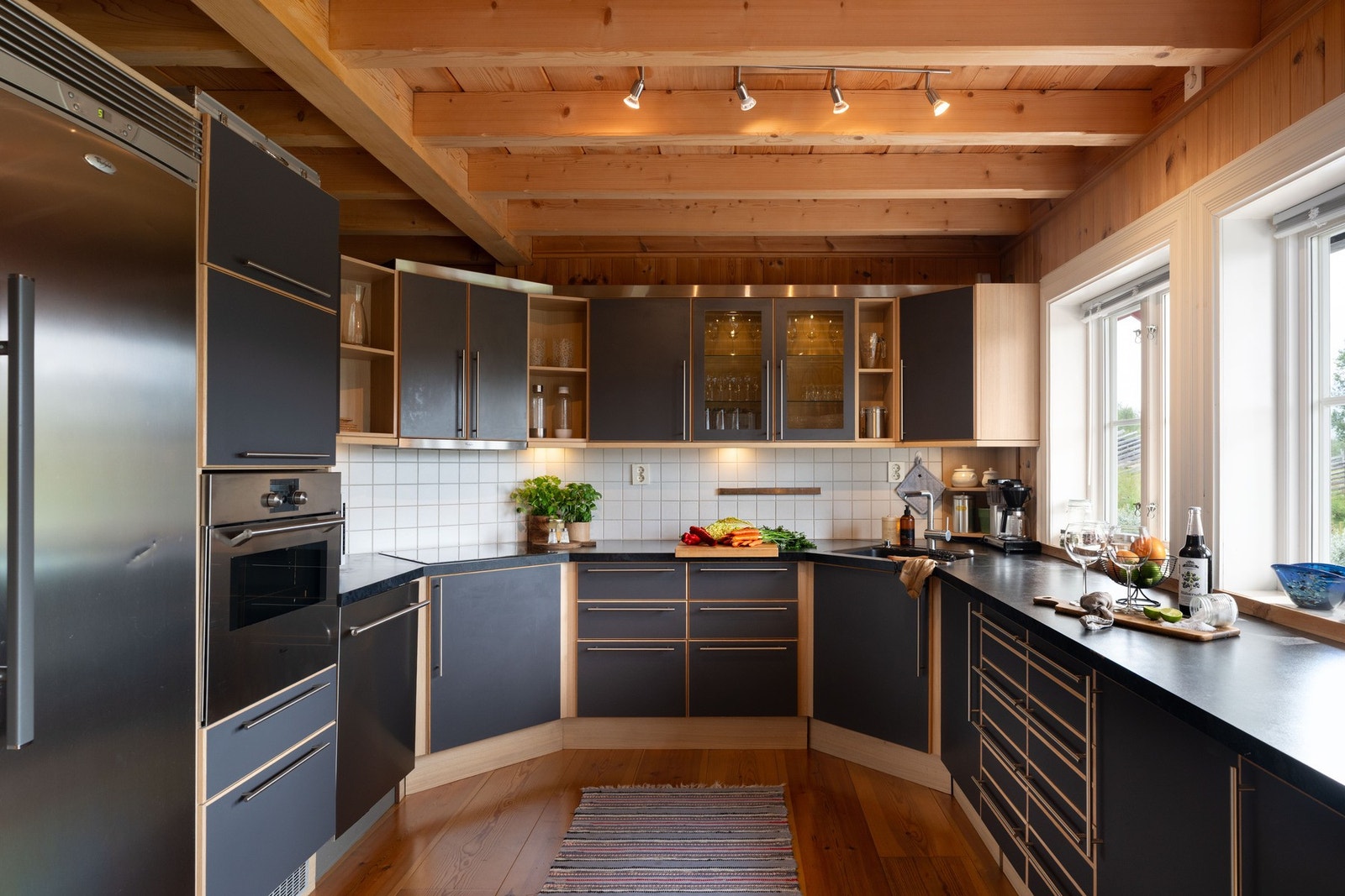 Lekkert kjøkken med rikelig med skap- og benkeplass Galleribilde