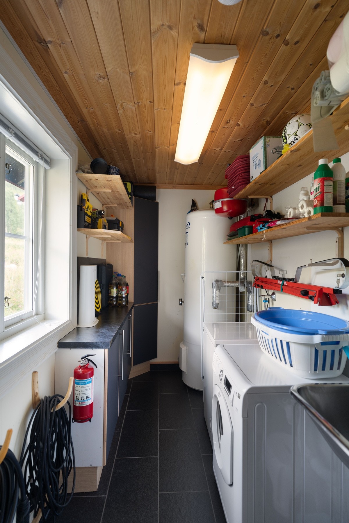 Bod/teknisk rom med opplegg for vaskemaskin Galleribilde