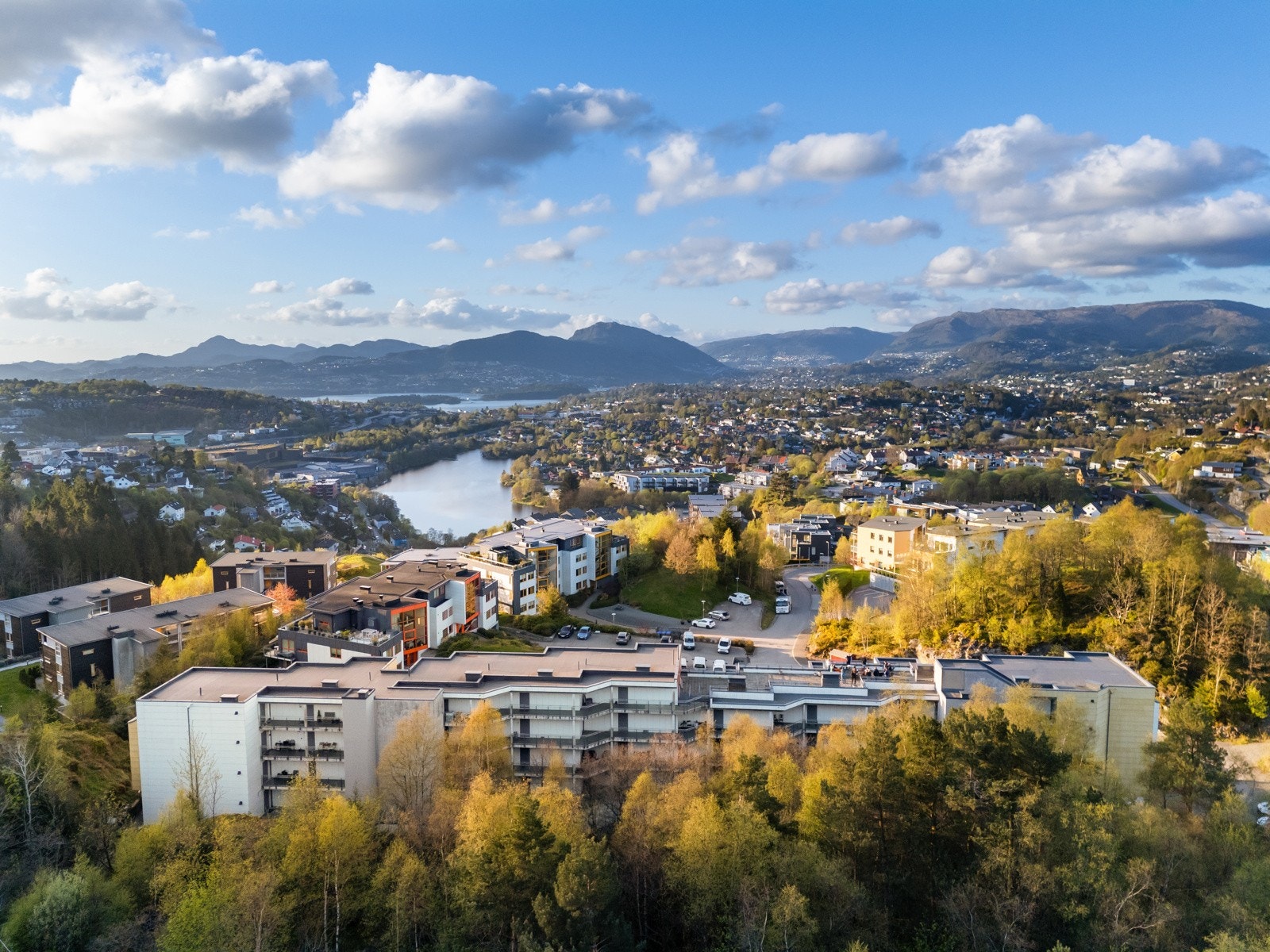 Det er gangavstand til både buss- og bybanestopp med hyppige avganger til byens øvrige bydeler. Galleribilde
