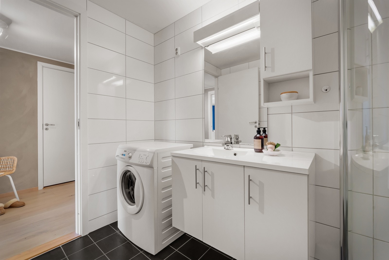 Det er også røropplegg og plass til vaskemaskin og tørketrommel på badet. Galleribilde