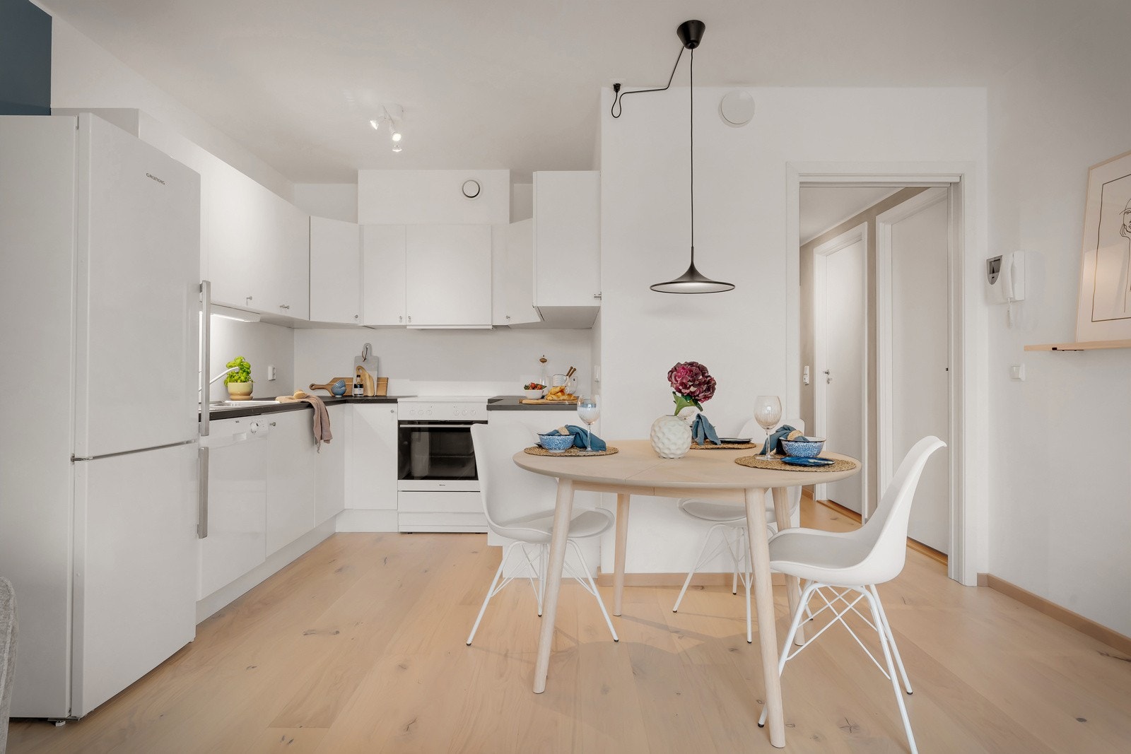 Stuen har åpen løsning til kjøkken som skaper en sosial atmosfære i boligen. Galleribilde