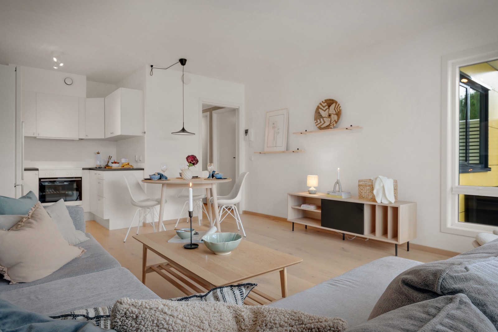 Her møter man et romslig oppholdsrom med god plass til både sofagruppe- og en hyggelig spisegruppe. Galleribilde