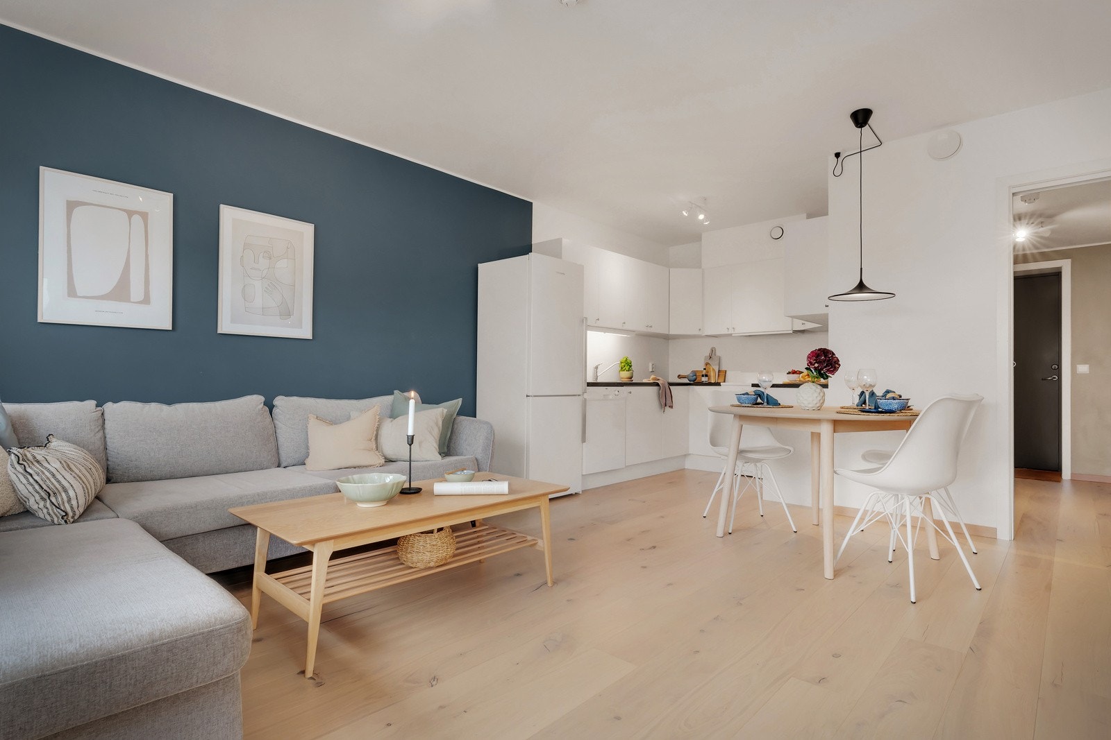 Også her er det 1-stavs parkett på gulv fra 2022, samt tidsriktige fargevalg på overflater. Galleribilde