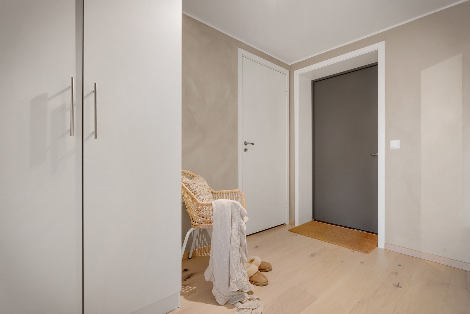 Allerede ved første øyekast gir leiligheten deg et herlig førsteinntrykk. Her blir du ønsket velkommen inn i en meget innbydende entré malt i behagelig farge og med lekker 1-stavs parkett på gulv. Galleribilde