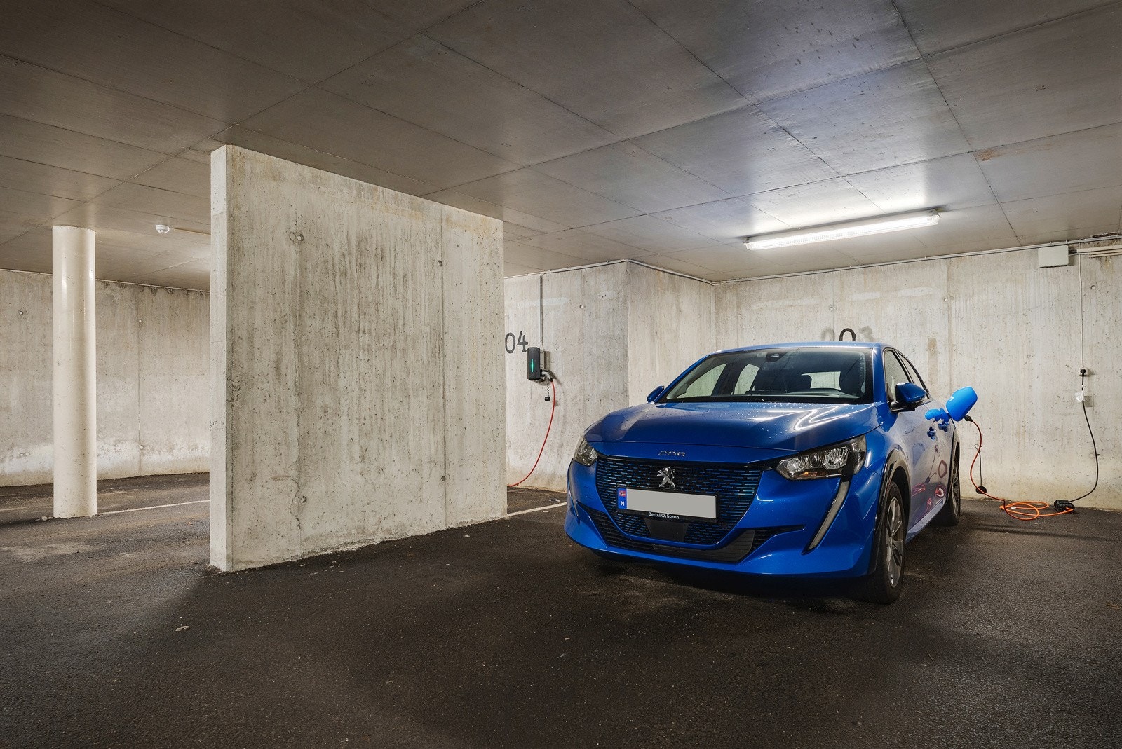 Medfølgende er en ekstra stor fast parkeringsplass i garasjeanlegg. Her er det stikkontakt med egen kurs og dermed gode muligheter for elbil lading. Galleribilde