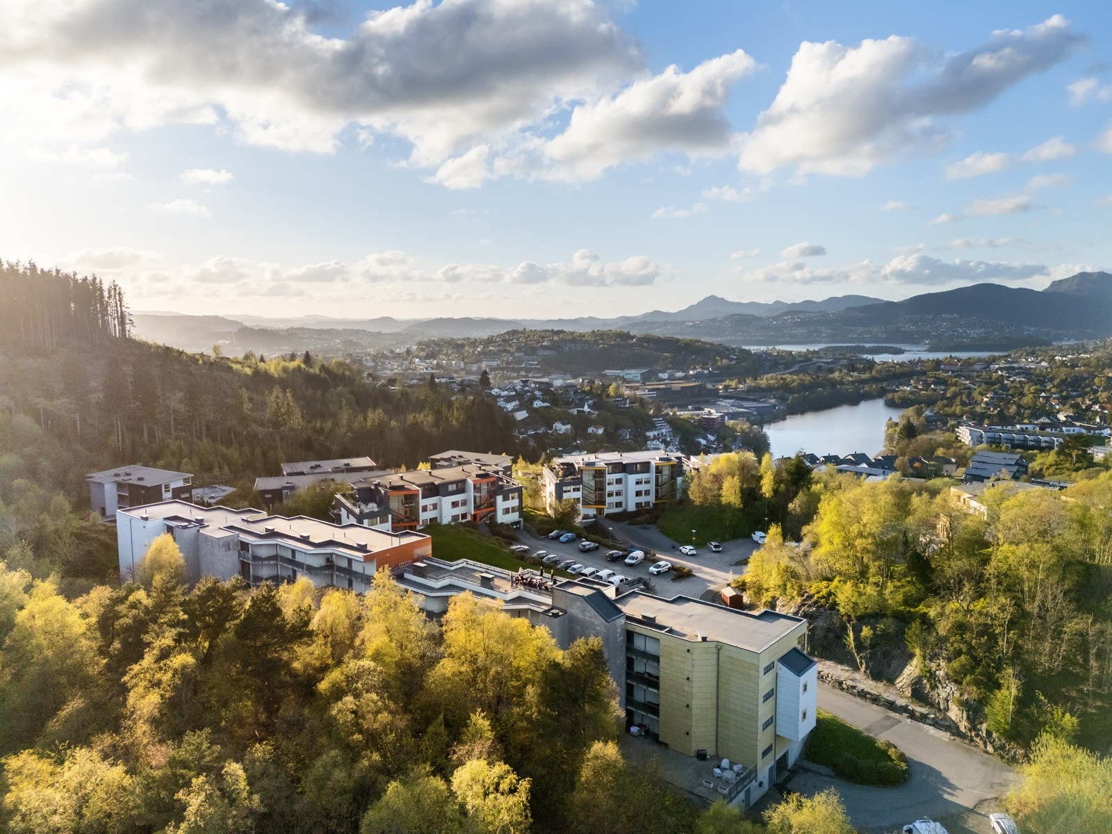 Det er gangavstand til Lagunen Storsenter med et hav av servicetilbud. Senteret åpner en ny del i november som gjør tilbudet helt fenomenalt. Galleribilde