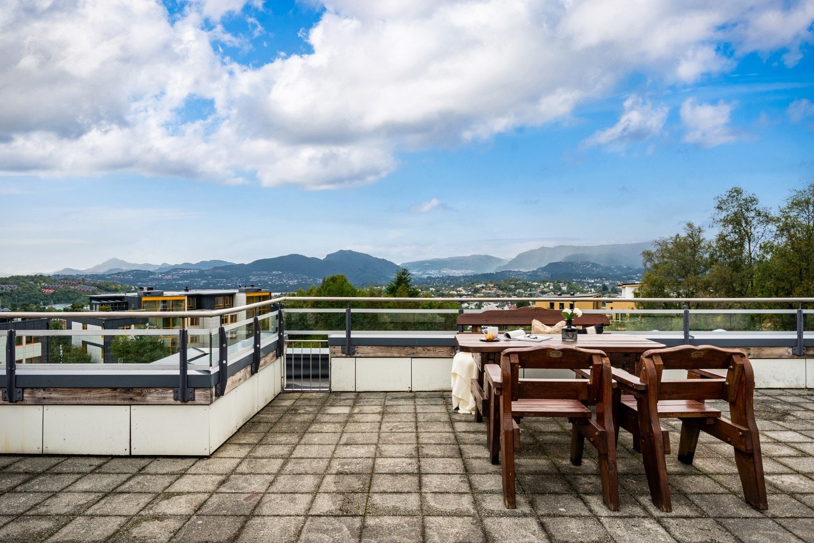 Takterrassen byr på flott utsikt over nærområdet som man kan nyte under steikende sol hele dagen. Galleribilde