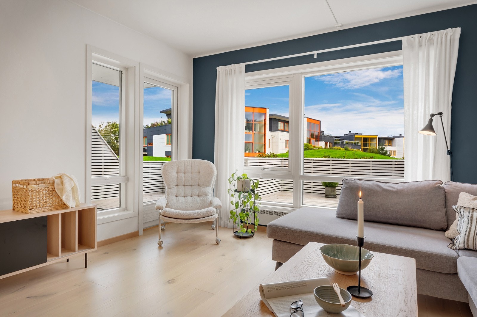 Stuen har generøse vindusflater som slipper inn godt med naturlig lys og bidrar til at rommet oppleves luftig. Galleribilde