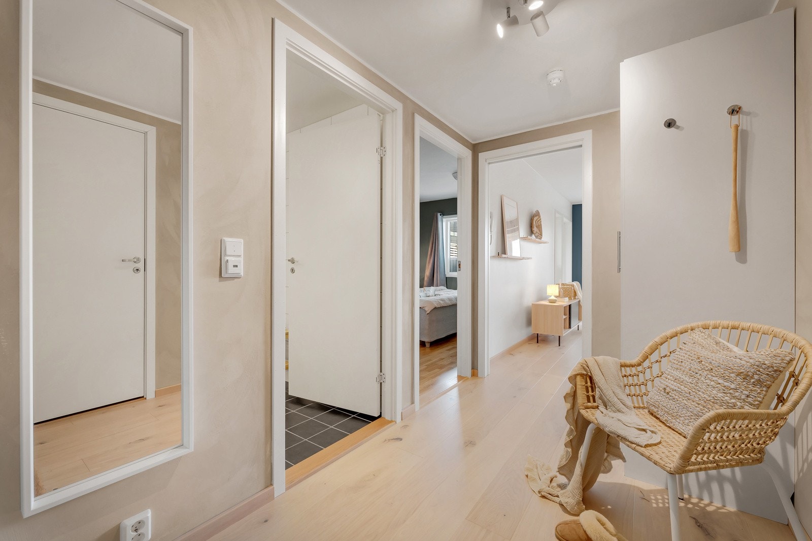 I gangen er det god plass til et garderobeskap for oppbevaring av yttertøy og sko. Gangen forgrener seg videre til øvrige rom. Galleribilde