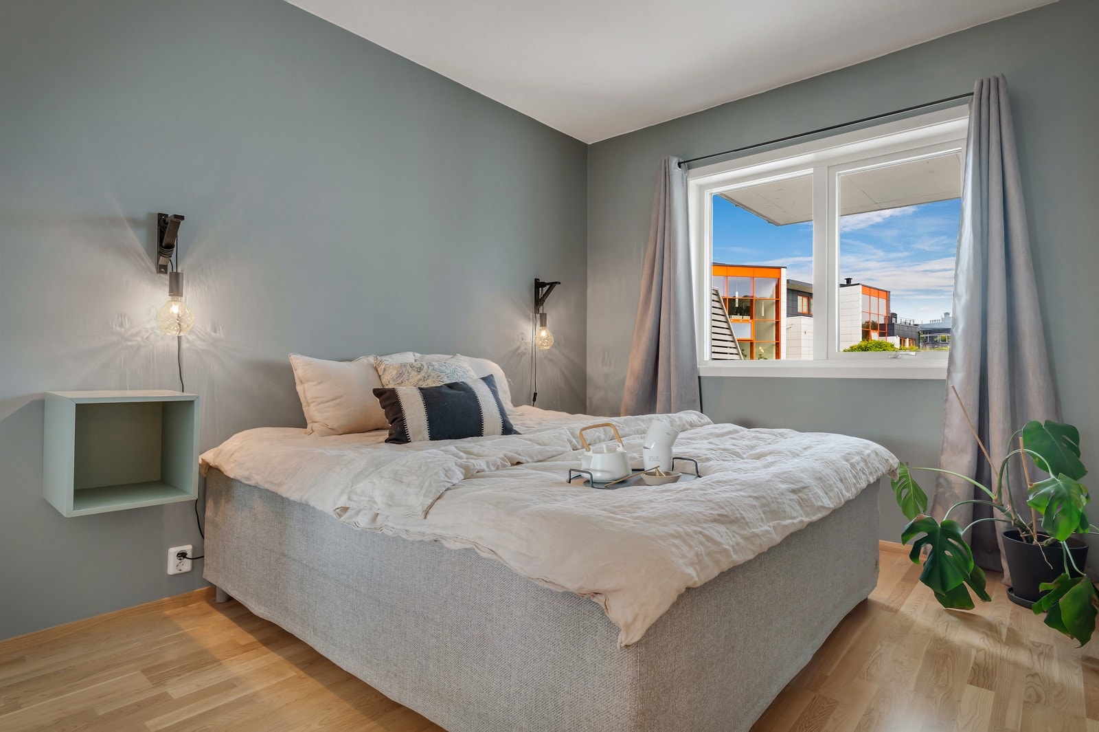 Videre byr leiligheten på et romslig soverom på 12 kvm. Her er det god plass til å innrede med dobbeltseng i ønsket størrelse, samt tilhørende møblement. Galleribilde