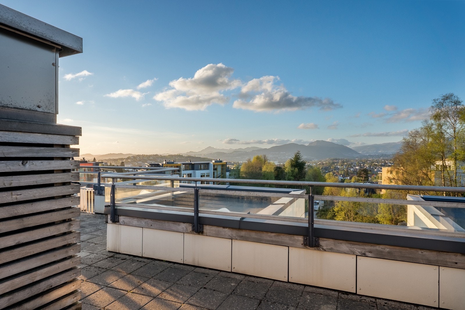 Leiligheten kan ellers friste med en nydelig felles takterrasse. Galleribilde