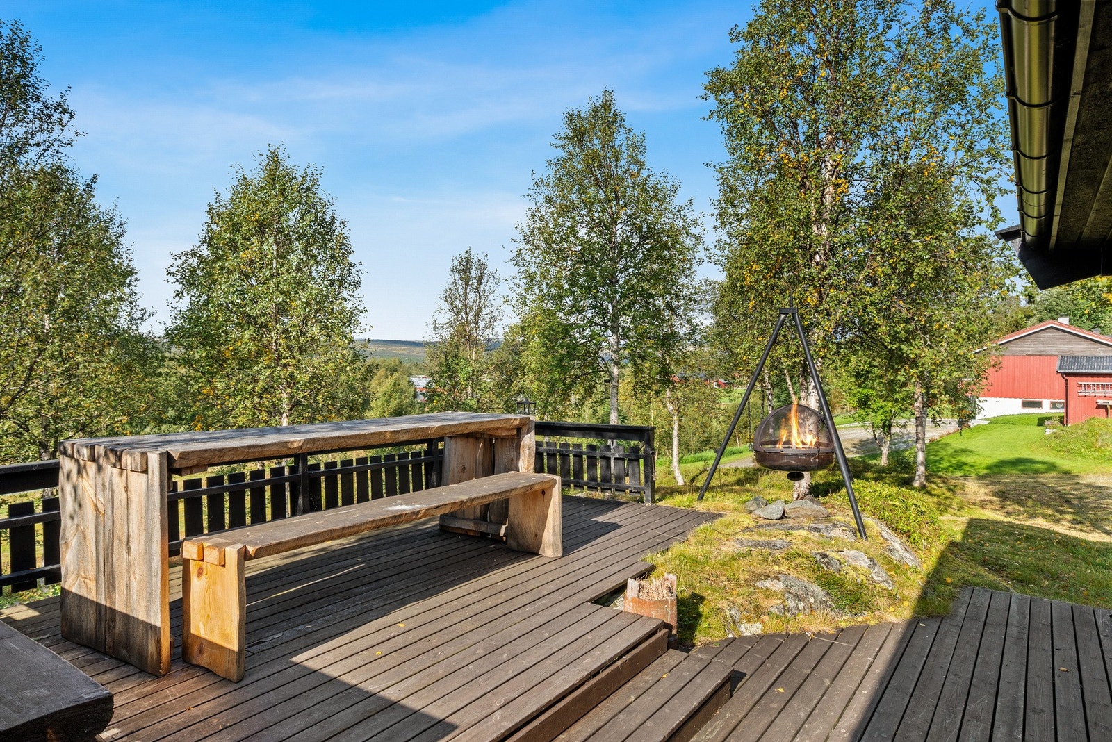 Hytta har et flott inngangsparti med takoverbygg og terrasse. Velkommen inn! Galleribilde