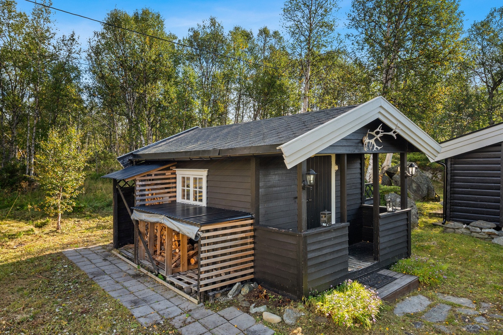 Uthuset er på ca. 11 kvm med praktisk vedoppbevaring. Galleribilde