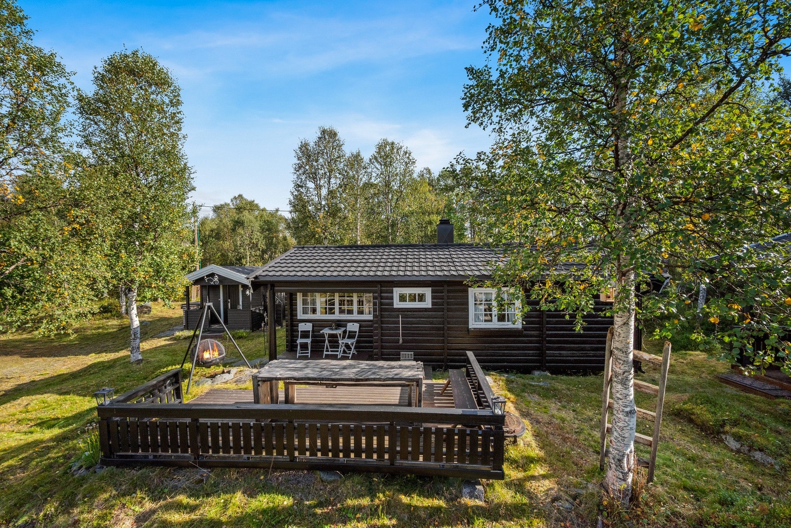 Hytta ligger sentralt, men tilbaketrukket på Glåmos med alle fasiliteter i nærhet. Galleribilde