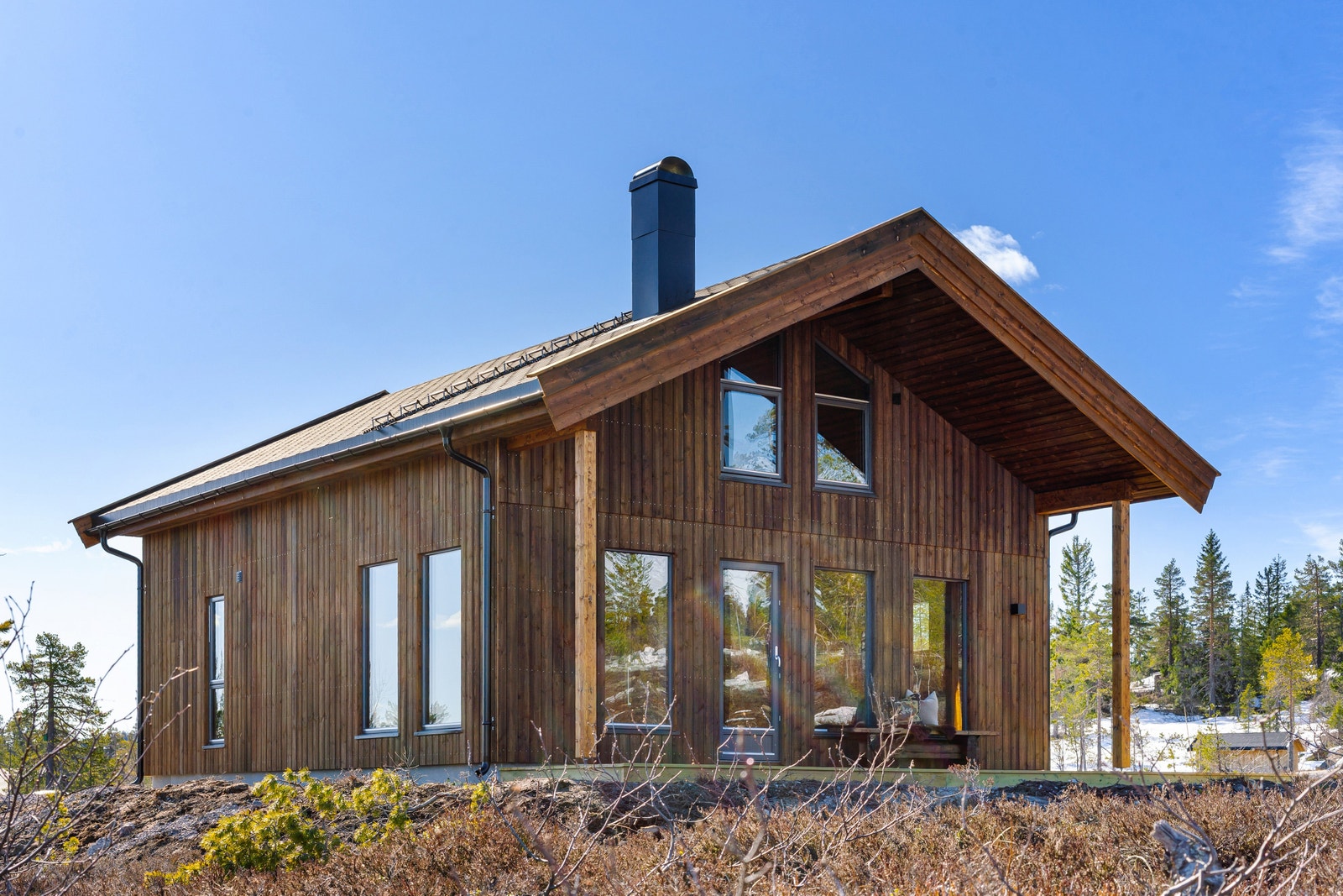 Fin hytte med store vinduer Galleribilde