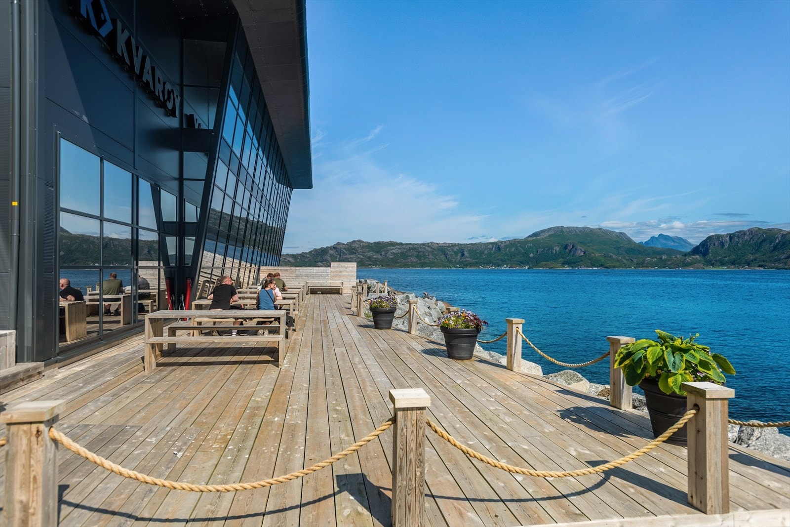 Det trivelige vertskapet tar godt i mot deg, og gir deg raskt en følelse av å høre hjemme i det lille øysamfunnet. Så hjemmekoselig er det faktisk, at du må ta av skoene når du kommer inn. Galleribilde