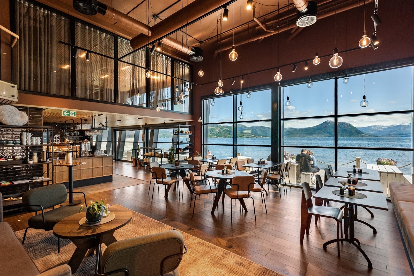 På Tampen Kafé finner dere et lunsjsted med en nydelig utsikt, spennende interiør og god, lun og jordnær atmosfære. På menyen står kaffe og andre kafédrikker, god lunsjmat, hjemmelagde kaker og Tampens egne kuleis. Galleribilde