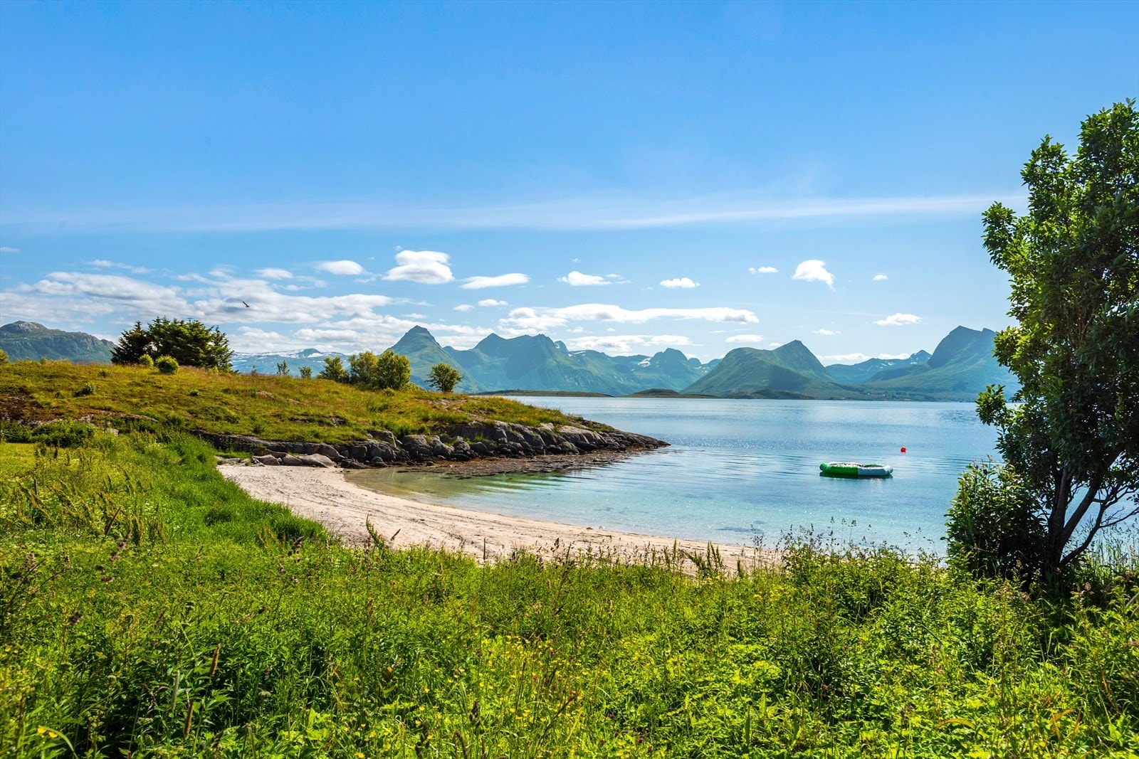 Rett nedenfor tomta ligger en fin strand. Galleribilde