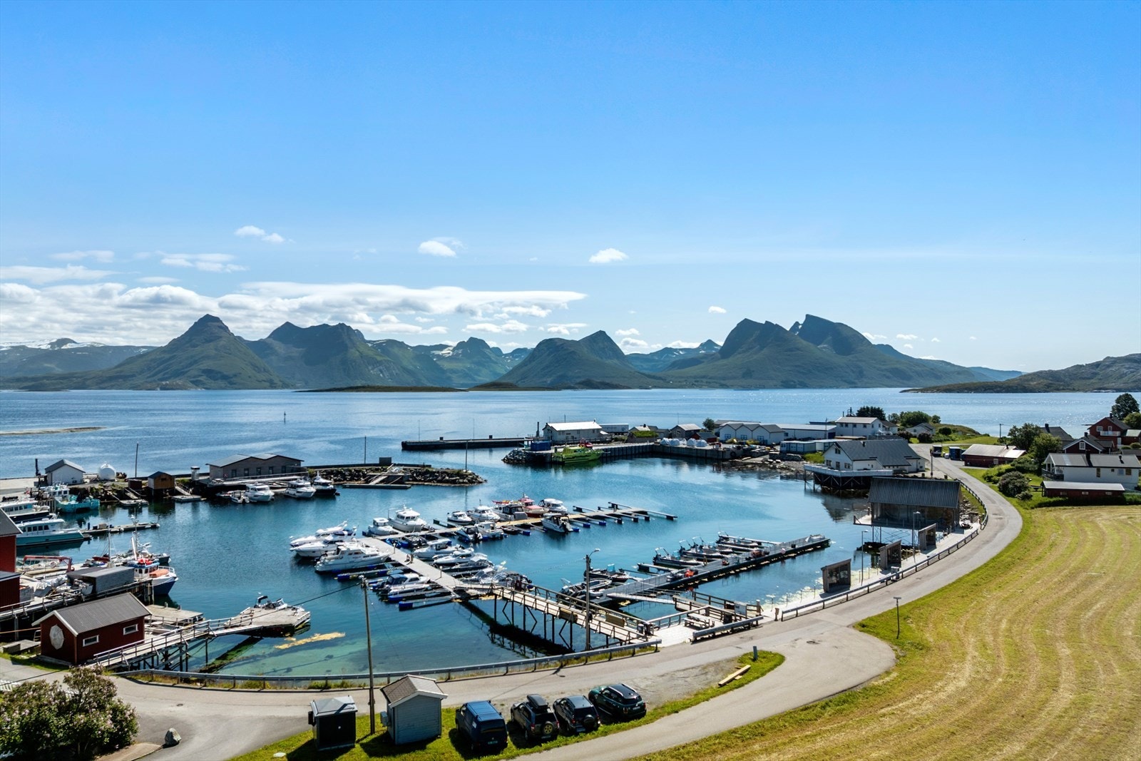 Kvarøy ligger midt i skipsleia og har en sentral plass i
Lurøys lokalhistorie. Her fra småbåthamna. Galleribilde