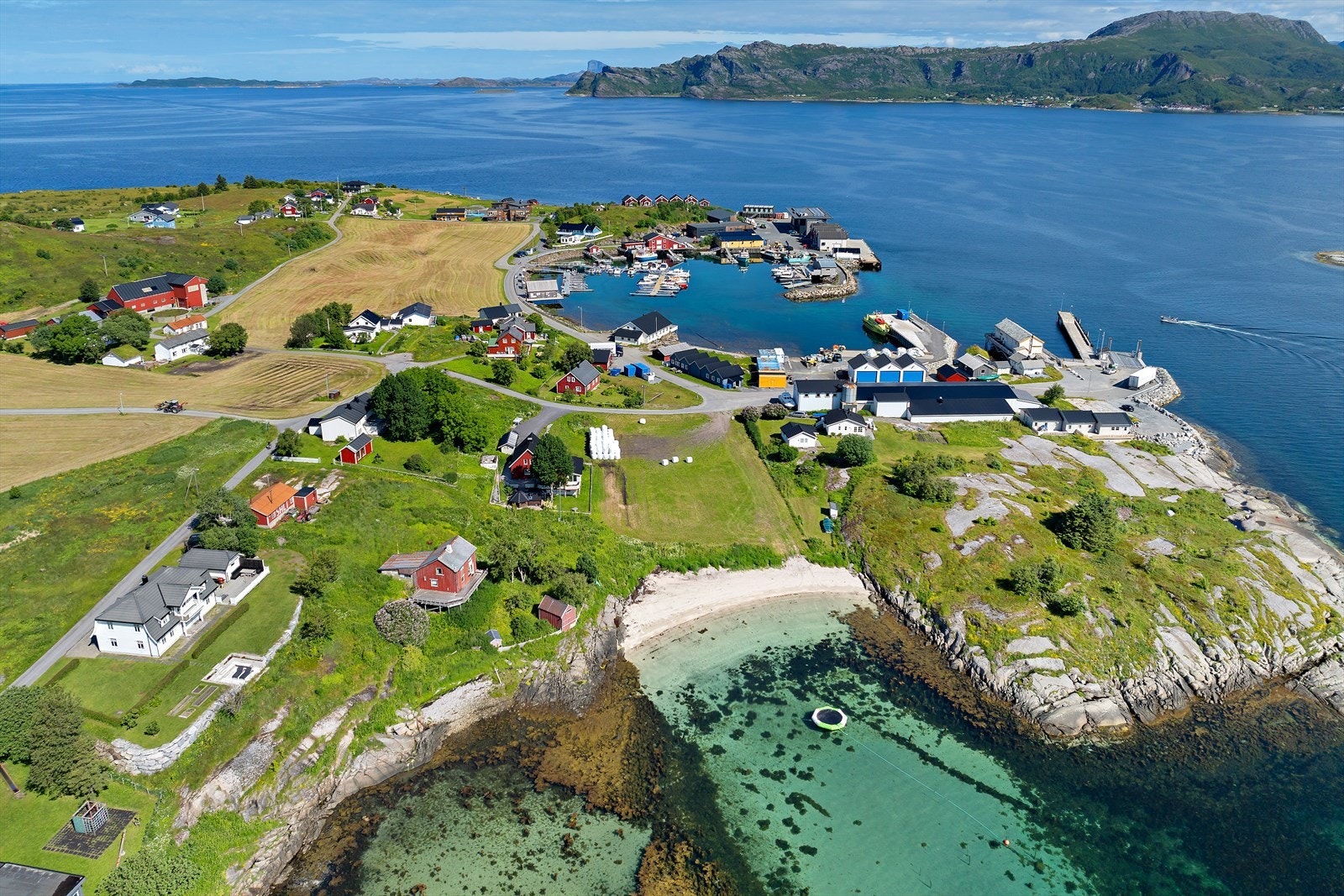 På Kvarøy er det mange fine hvite sandstrender. Den nærmeste og mest besøket er 120 meter fra butikken. Fra stien til Storvallihalsen er det kort vei til Kallervika som også har sandstrand og ligger i god le om nordavinden blåser kaldt. Galleribilde
