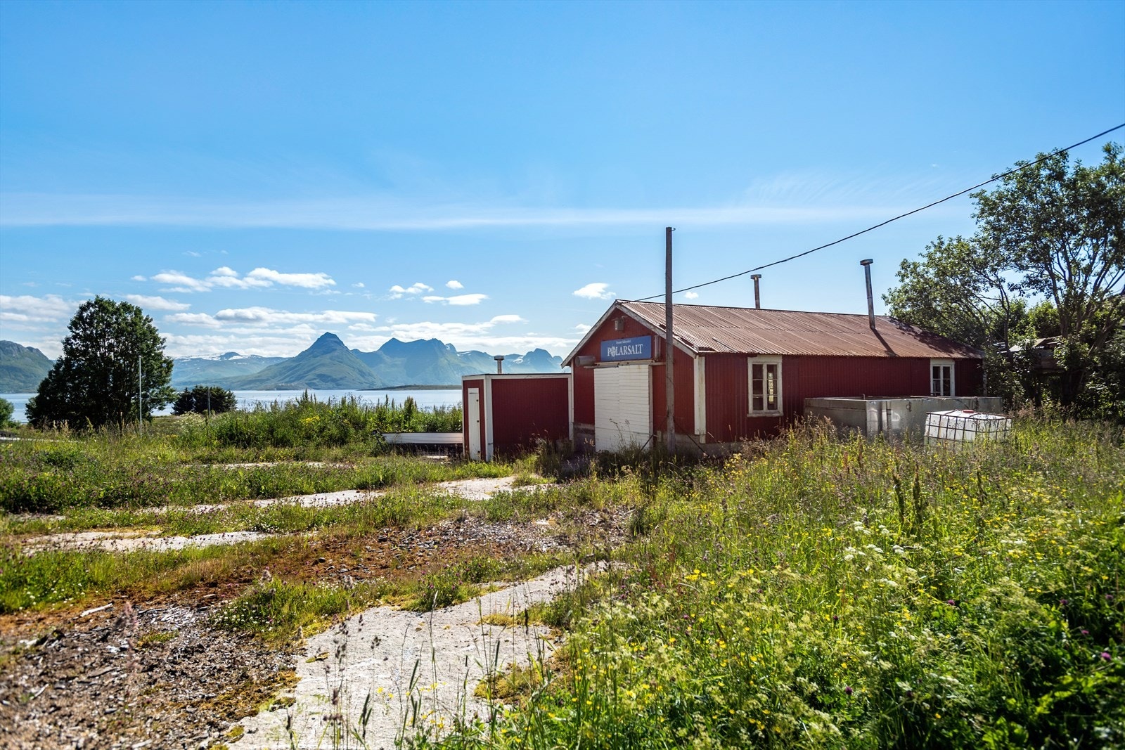 Tomta har i dag et eldre lagerbygg plassert på tomta, om du vil rive det eller bruke det videre og sette det i stand bestemmer bare du. Galleribilde