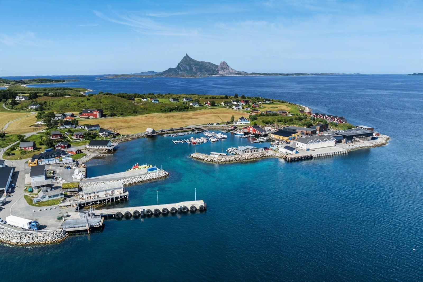 Kvarøy består av to øyer, Indre Kvarøy og Ytre Kvarøy. Det er ingen fastboende eller hurtigbåtforbindelse lengre til Ytre Kvarøy, men et fint turmål om du vil besøke øya med egen båt eller kajakk. Galleribilde