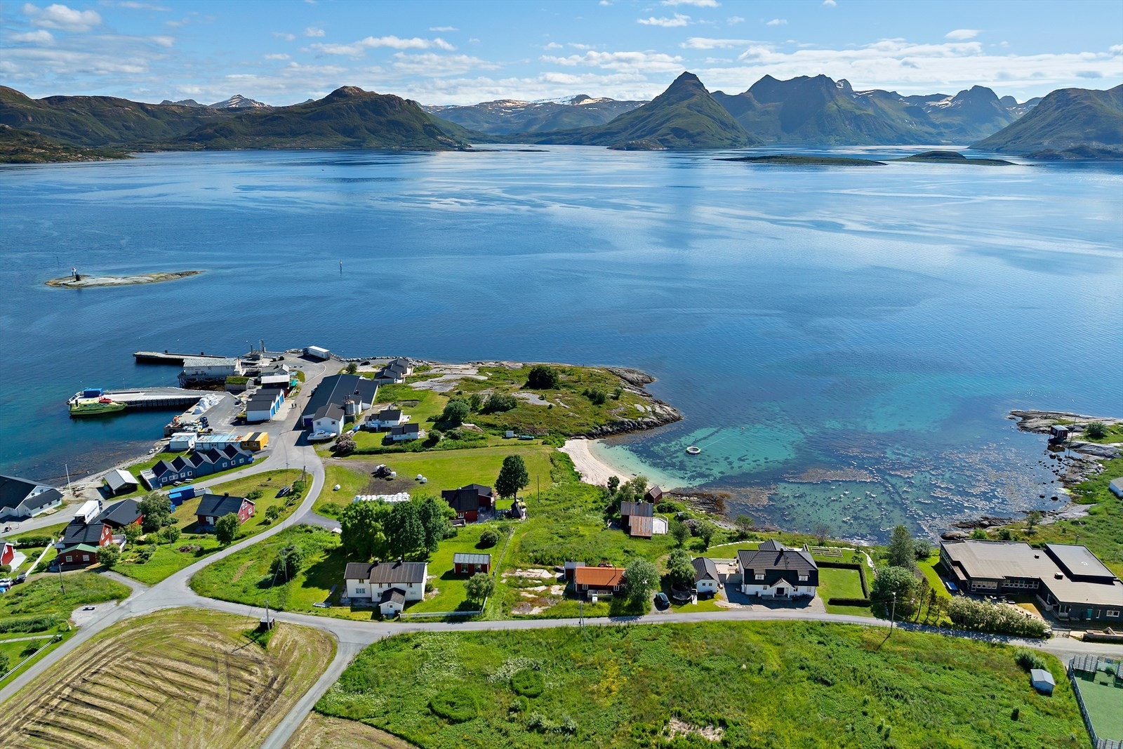 Dugnadsånden er også stor og har resultert i en flott småbåthavn og et stort forsamlingshus. Galleribilde