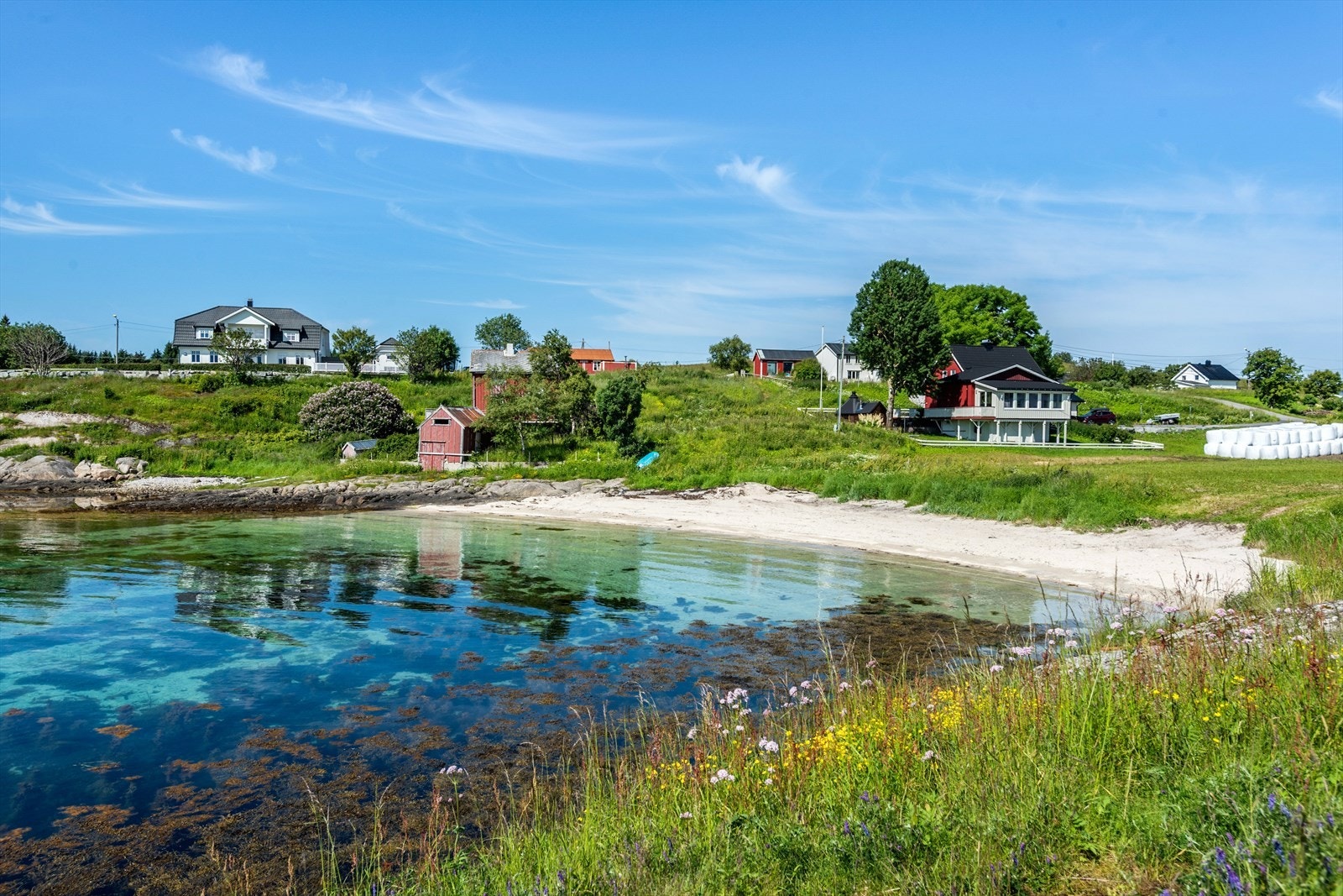 Det er daglig båtanløp til øya både via ferje og hurtigbåt.
Helgelandskysten er videre kjent for sin flotte natur med rike tur- og rekreasjonsmuligheter både i øyriket og ved innlandet. Galleribilde