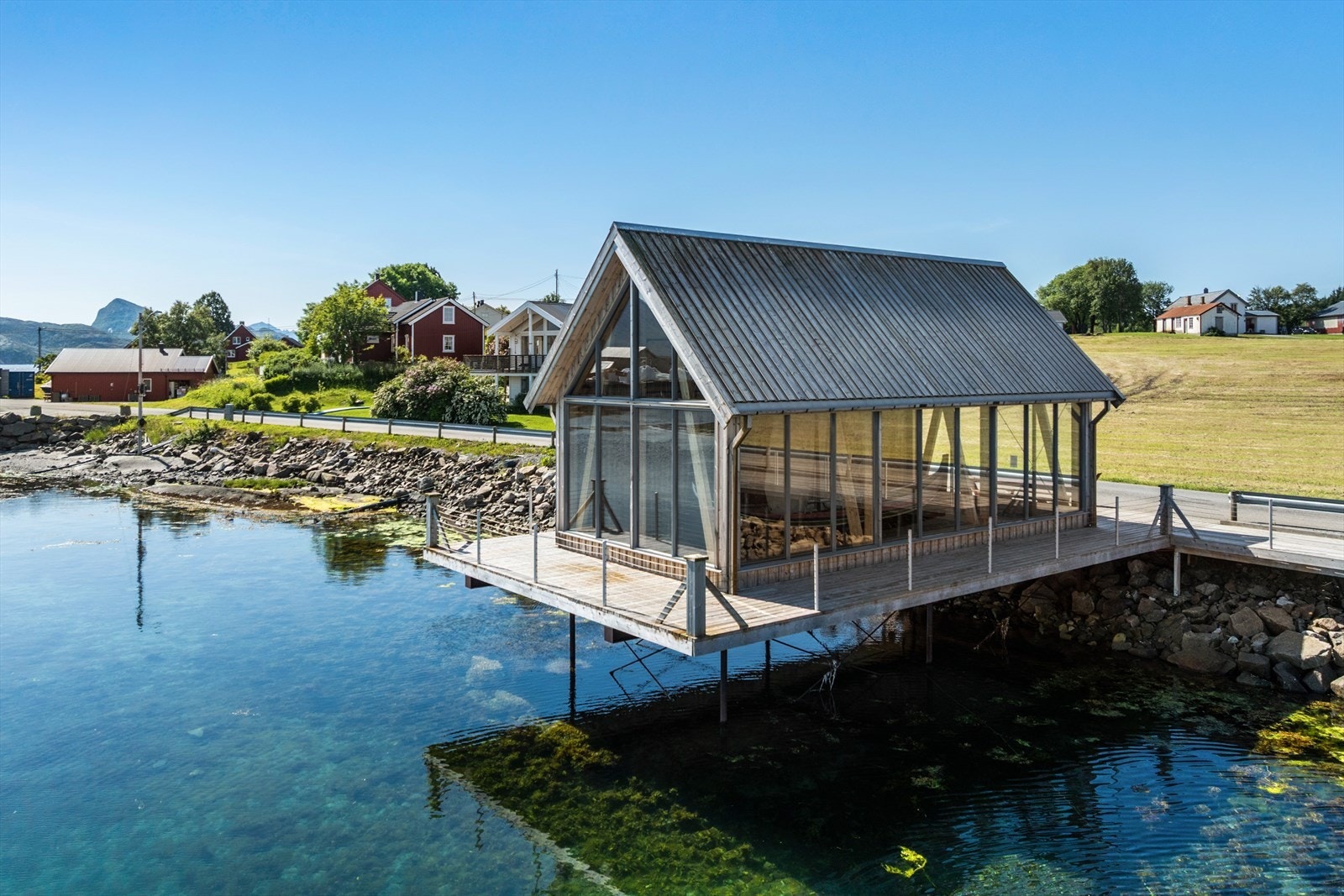 På Ytre Kvarøy gjorde de i 1968 det største arkeologiske funnet fra Merovingertiden i Norge. Dette er en litt ukjent epoke før vikingtiden, En spennende og litt mystisk tid, og på Indre Kvarøy er det laget en åpen utstilling om disse funnene. Galleribilde