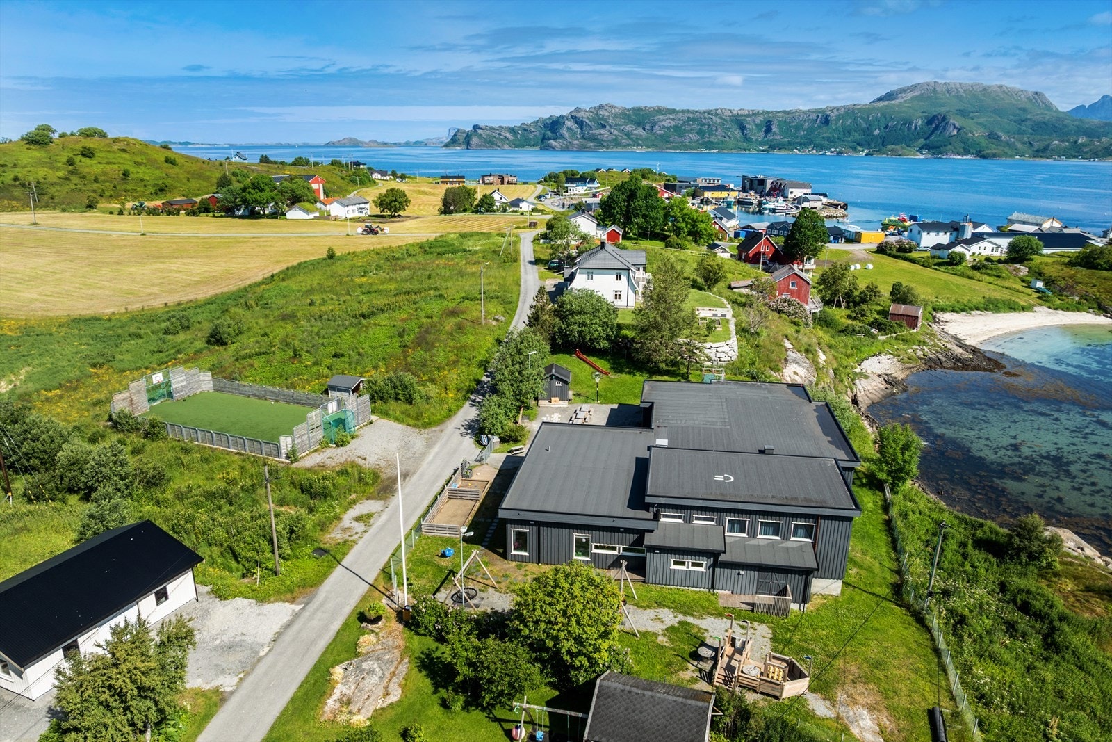Både indre og ytre Kvarøy dannet i gammel tid en naturlig
avgrensing for seglleia på strekningen Selsøyvik - Solvær, en "kvare" eller kant på båtens segling. Galleribilde