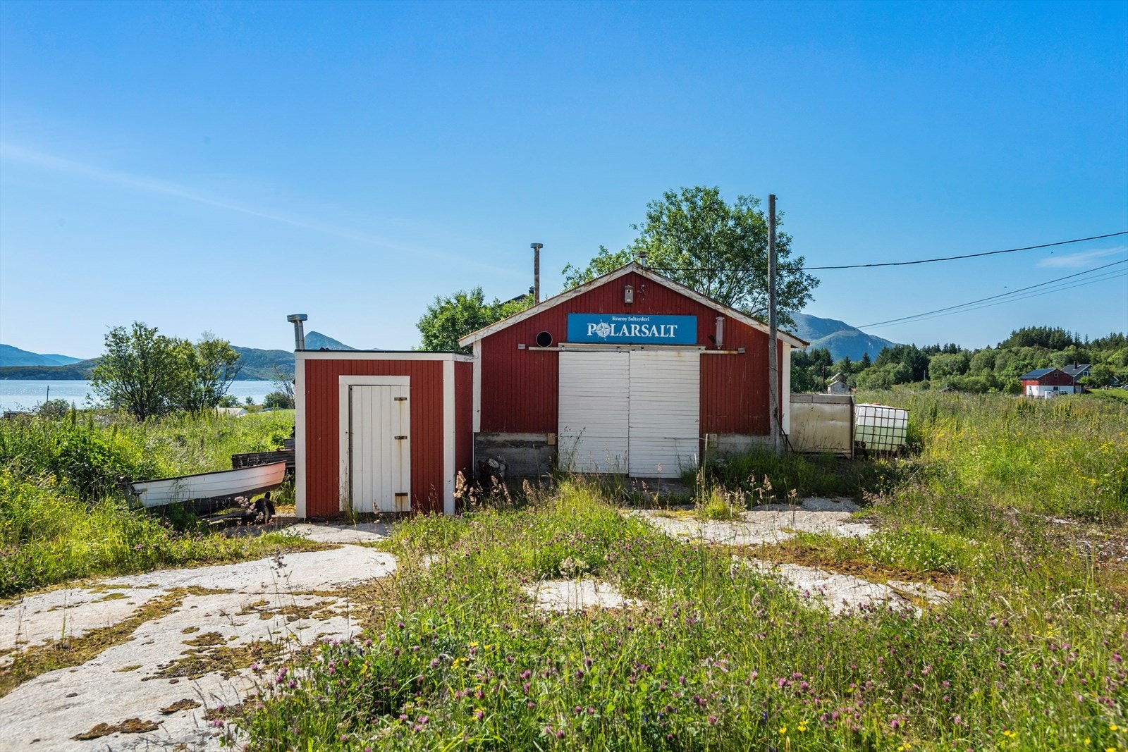 Den nylig utskilte boligtomten på Indre Kvarøy ligger fint plassert mellom Gårdsvegen 4 og Gårdsvegen 8. Tomten er relativt stor, 1 220 m2, ligger øst/ sørøst-vendt og har fritt utsyn utover havet og
spektakulære fjellformasjoner på innlandet. Galleribilde