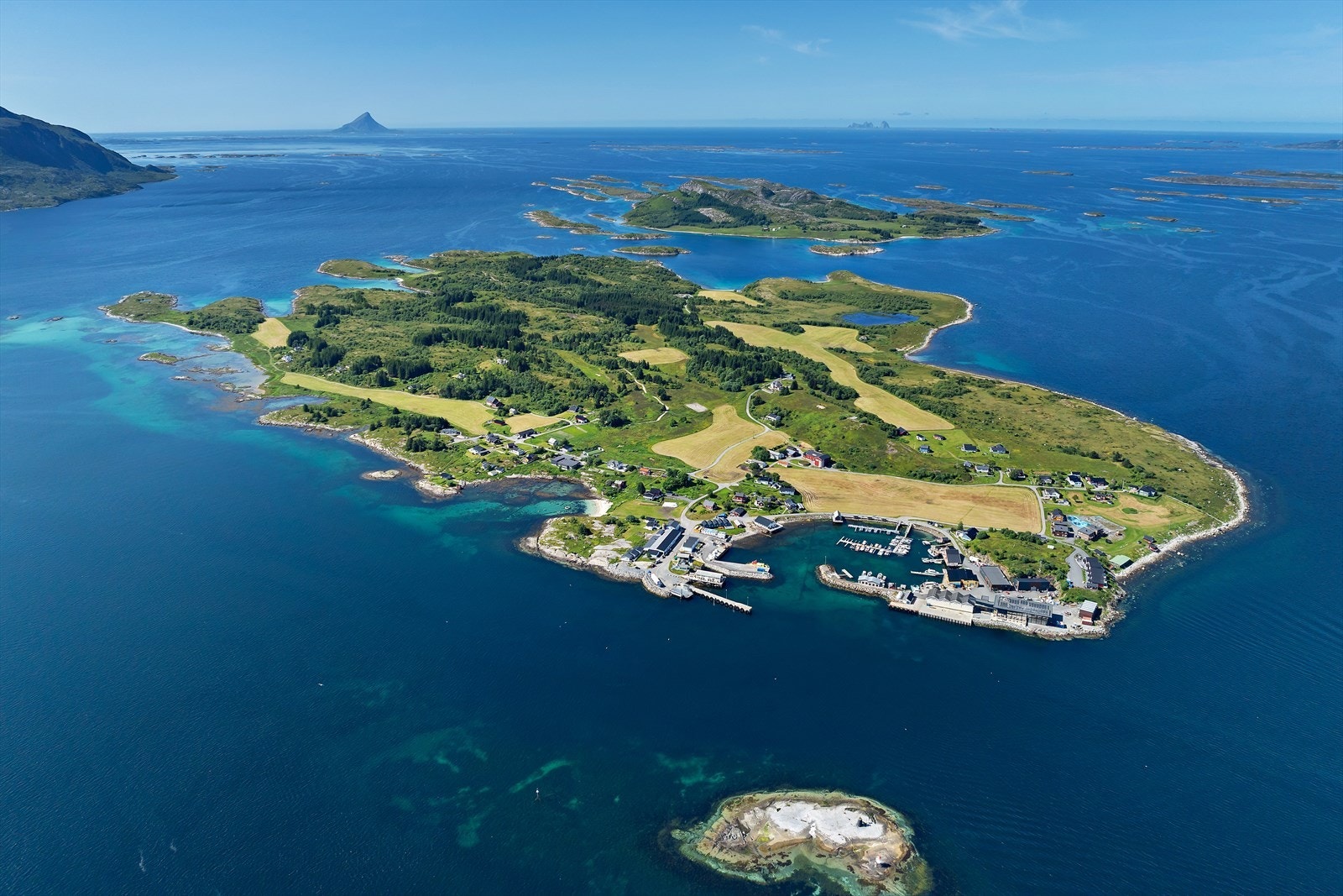 Kvarøy egner seg god som utgangspunkt for dagstur til andre øyer på Helgeland. Med Nordlandsexpressen kan du hver dag reise nordover om morgenen og komme tilbake til Kvarøya om kvelden. Eller leie skyss av Kvarøy Sjøhus. Galleribilde