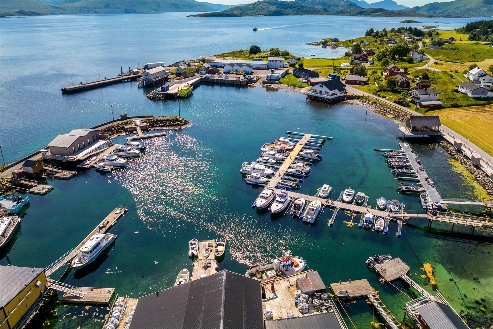 Indre Kvarøy er en liten sjarmerende øy som ligger mellom Lurøy og Hestmona, på den nordlige delen av Helgelandskysten. Øya har fine badestrender, lokalbutikk, gode spisesteder og en flott lekeplass med en kul pumptrack. Galleribilde