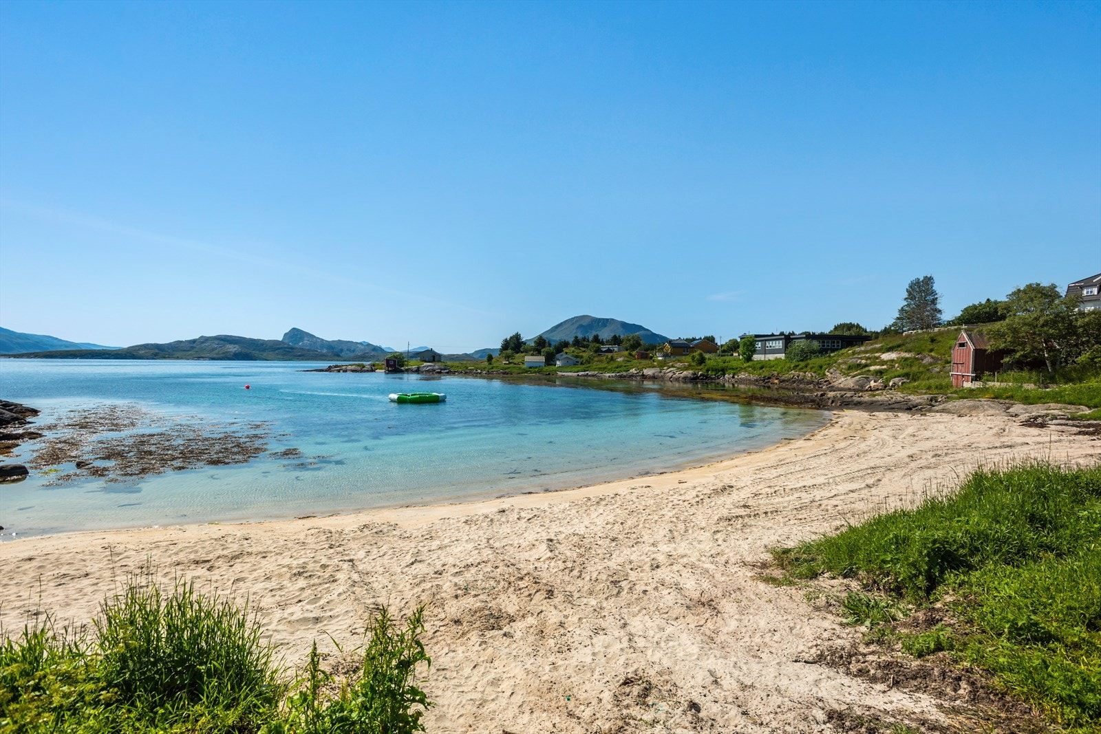 Befolkningen livnærer seg i all hovedsak på havrelatert næringsvirksomhet, med Kvarøy Fiskeoppdrett AS som den største virksomheten. Galleribilde