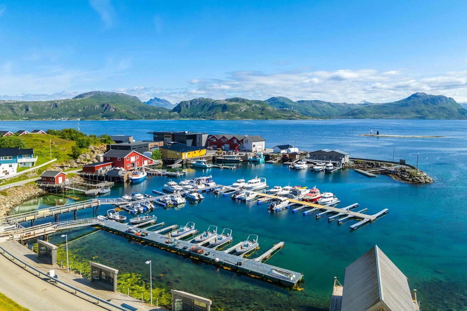 Alle er velkommen hit. De er et livskraftig samfunn med både barnehage, skole, ungdomshus, Tampen kafè, overnattingsmuligheten, restaurant og et variert næringsliv. Øya har flere turmuligheter. Galleribilde