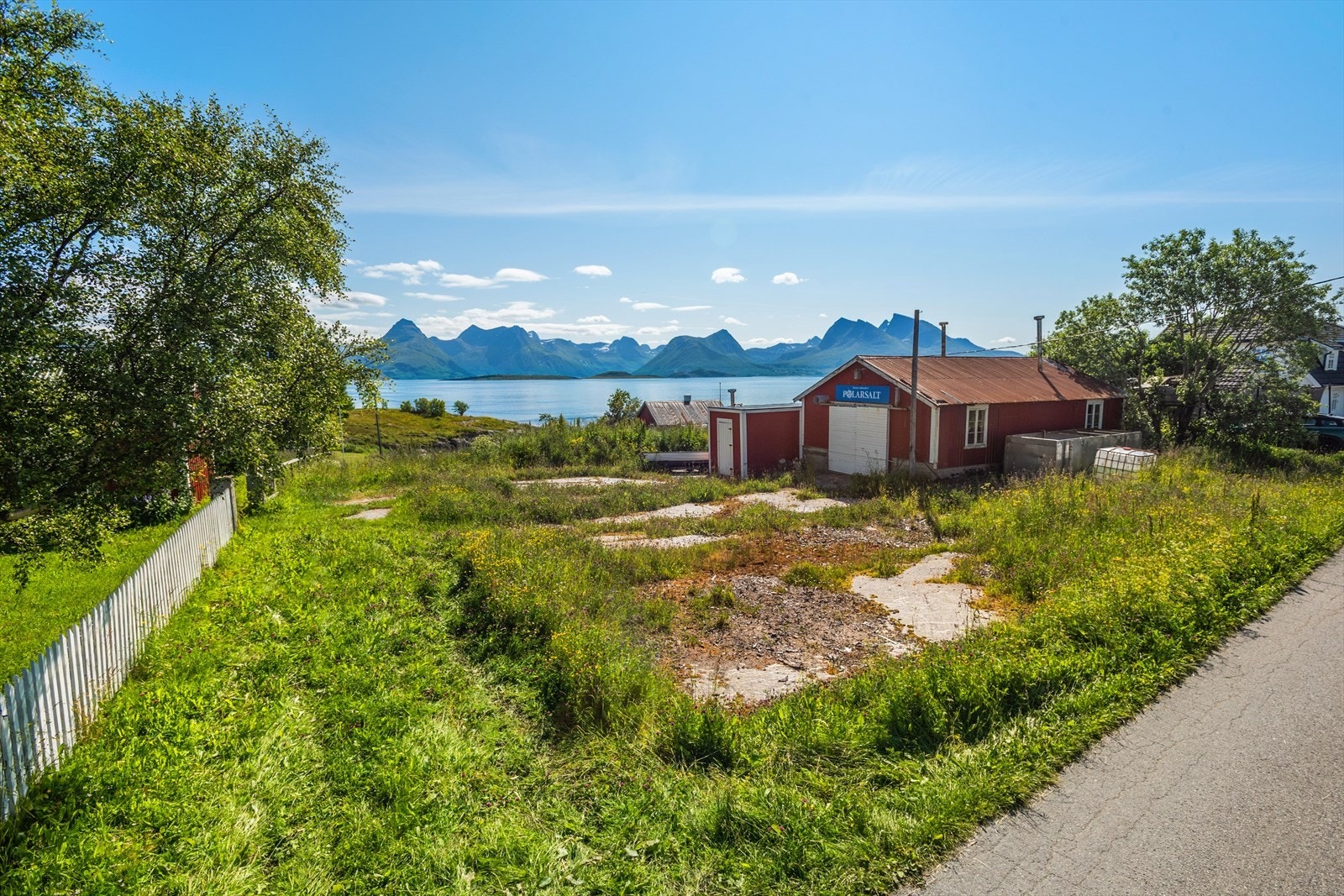 Går du med byggeplaner ? Her har du sjansen å sikre deg ei romslig boligtomt med fin beliggenhet på den trivelige øya Indre Kvarøy. Galleribilde