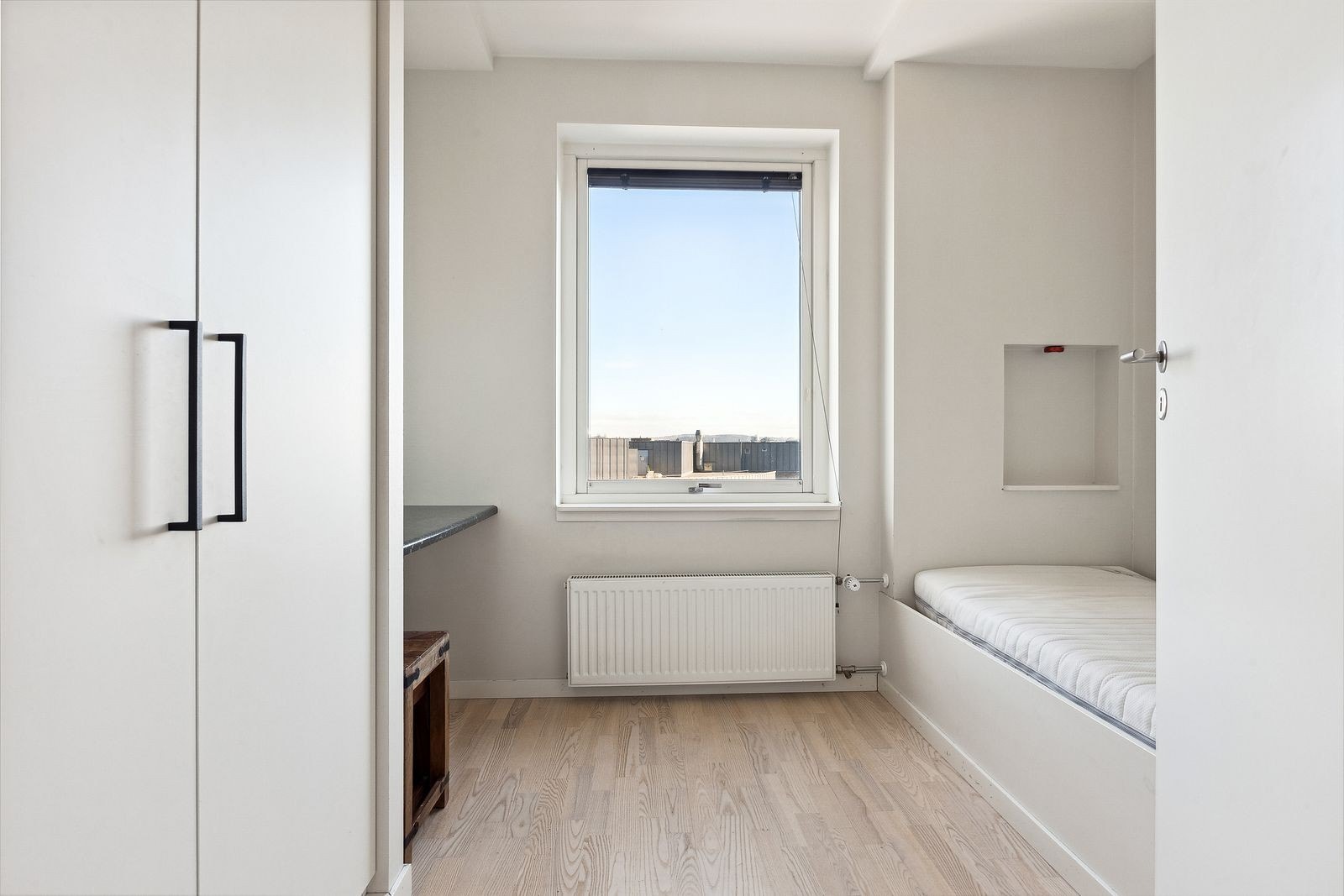 Soverom/gjesterom/kontor med integrert seng og skrivebord Galleribilde