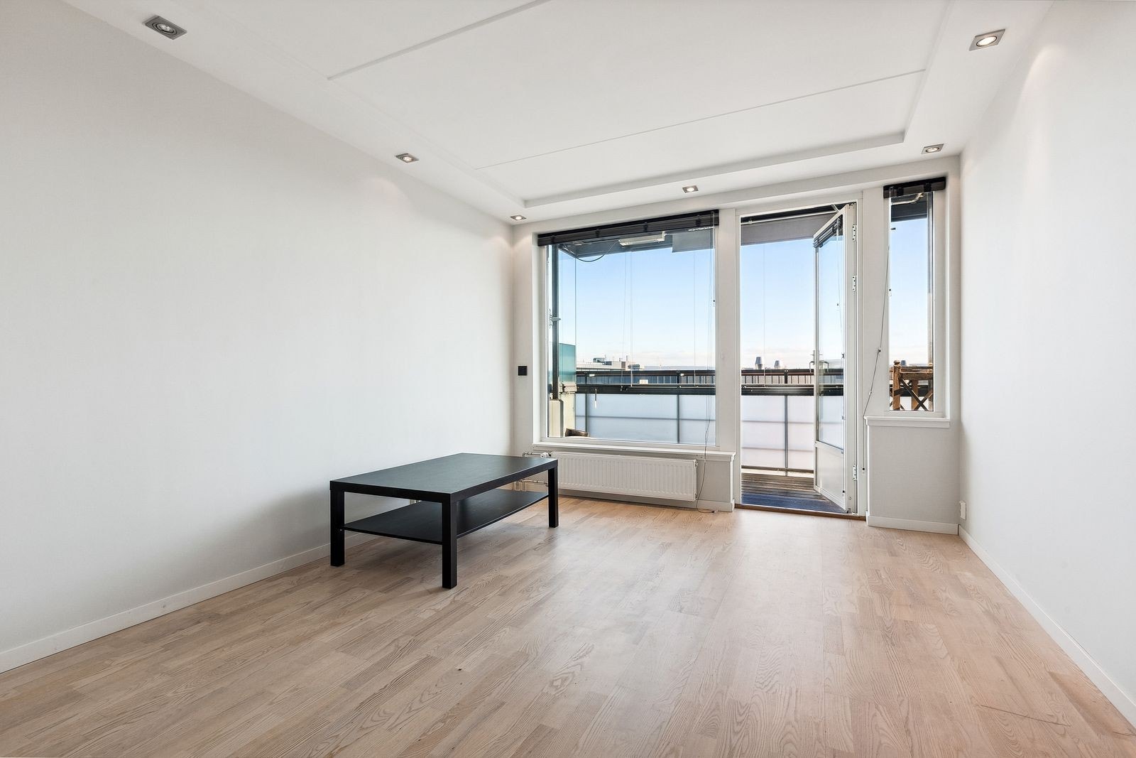 Stue med utgang innglasset balkong Galleribilde