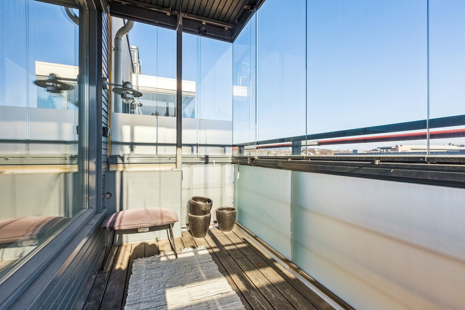 Balkong med mye sol og utsikt. Glassene kan skyves til siden. Galleribilde