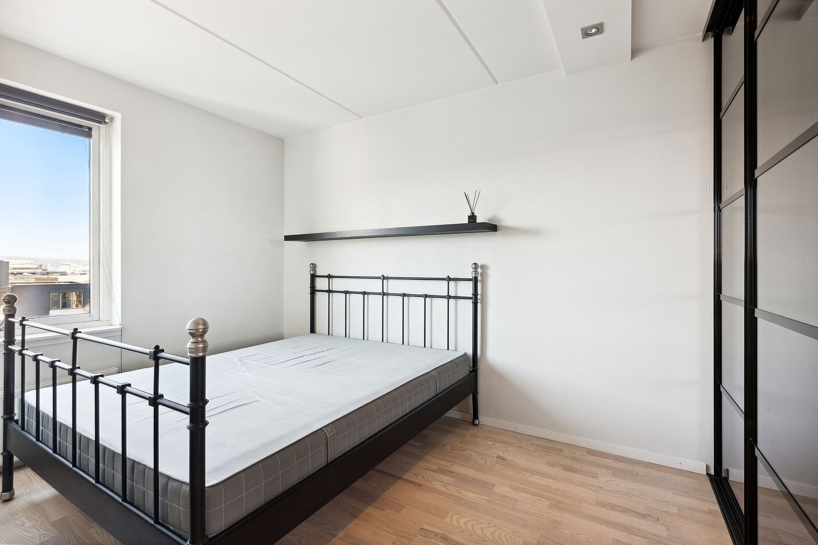 Hovedsoverommet med seng og speil garderobeskap Galleribilde