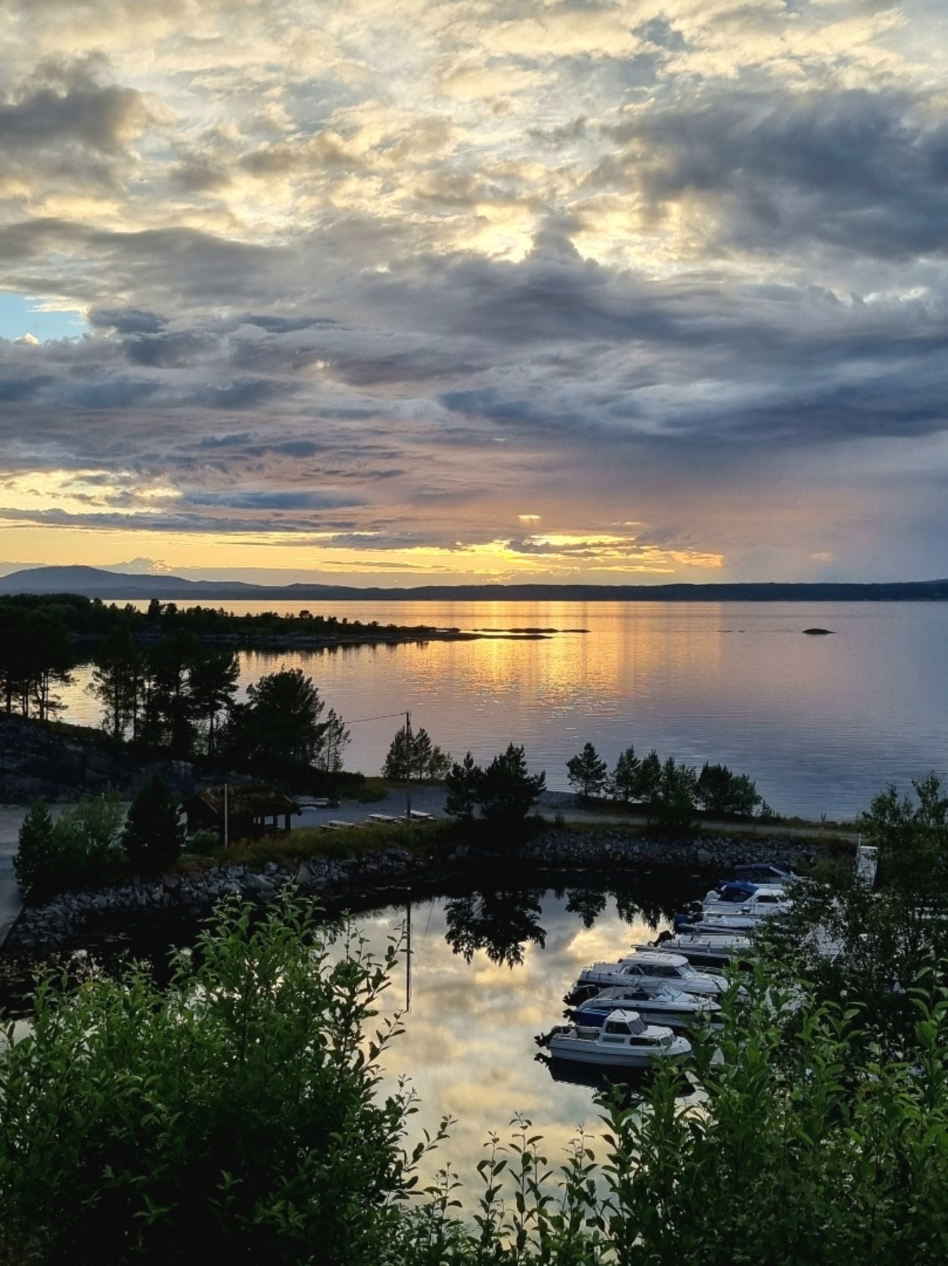 Båthavna ligger ikke langt fra eiendommen. Selgers egne bilder. Galleribilde