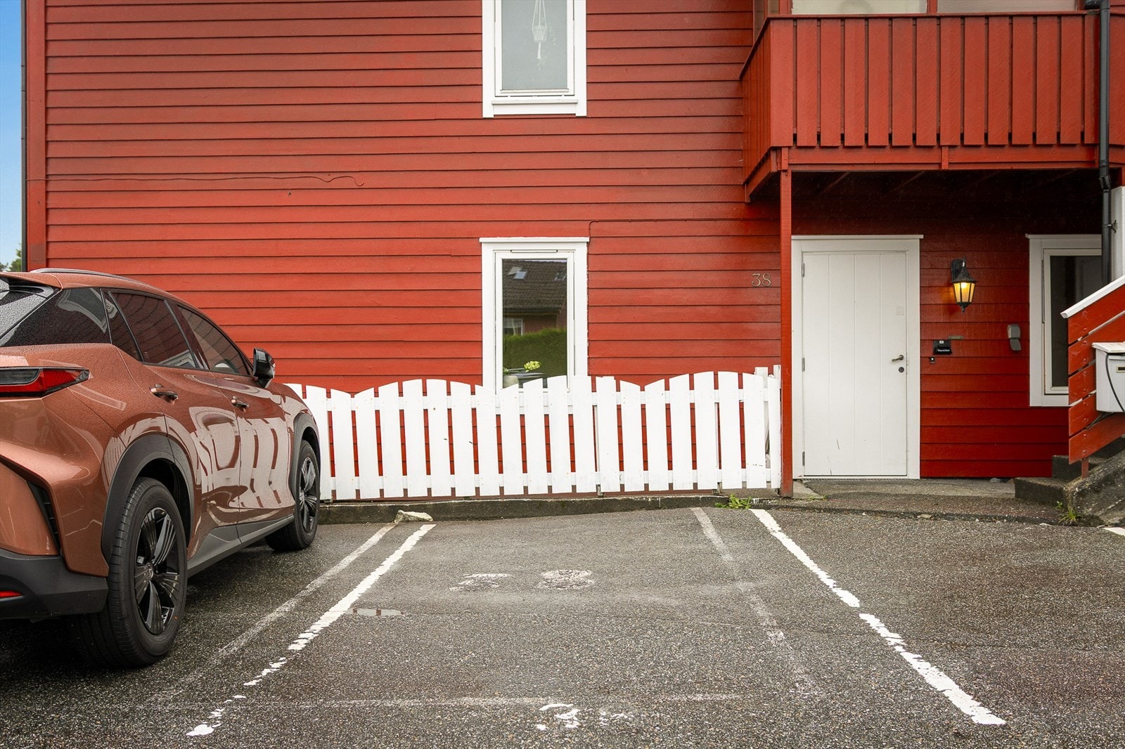 Parkeringsplass rett utenfor døren. Galleribilde