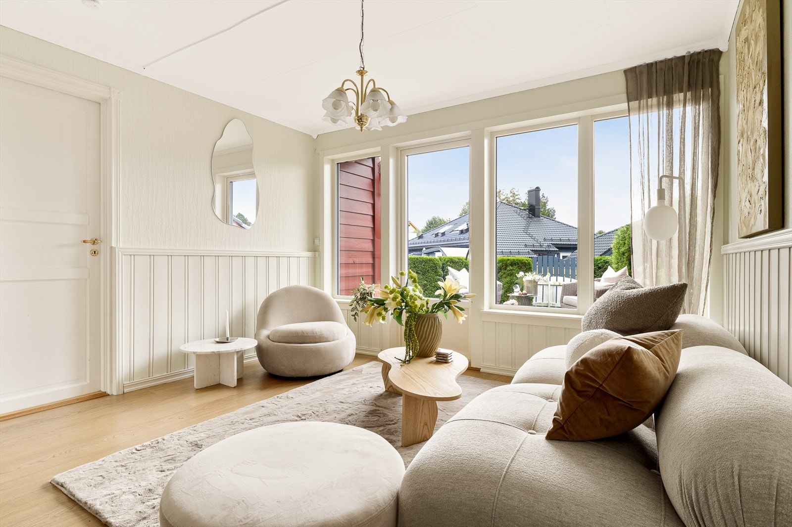 Lys stue med nøytrale farger som gir et tidløst uttrykk og god romfølelse. Galleribilde