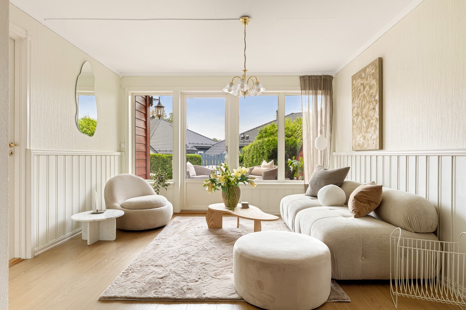 Leiligheten har store vinduer i front som slipper inn rikelig med naturlig lys. Galleribilde