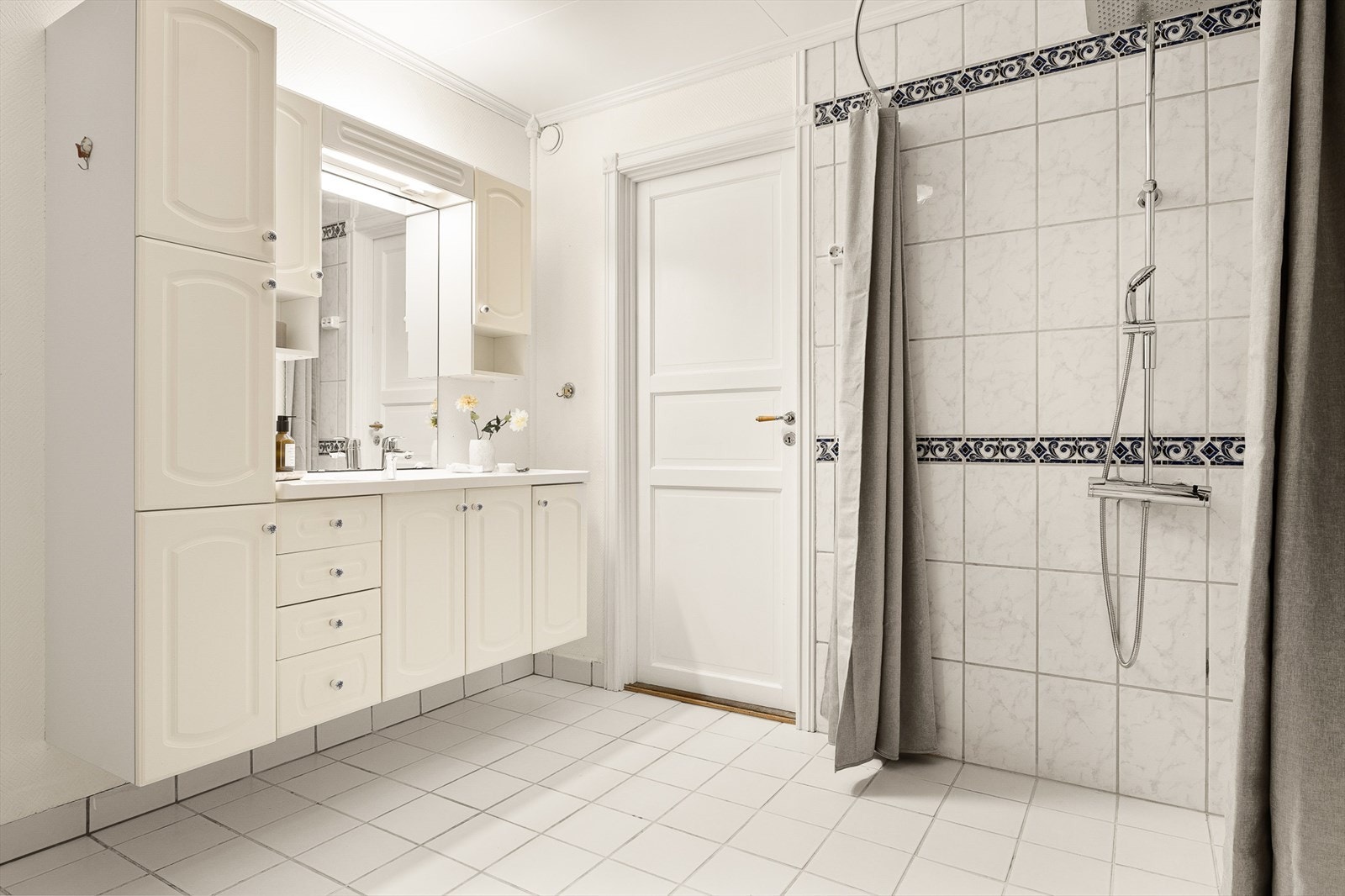 Badet er helfliset i lyse farger, noe som gir et rent uttrykk. Galleribilde