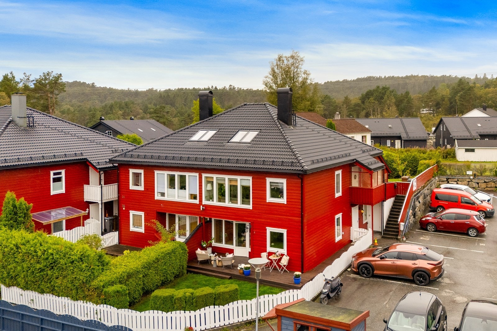 Boligen ble nymalt utvendig i april 2025 og fikk ny taktekking montert i 2023. Galleribilde