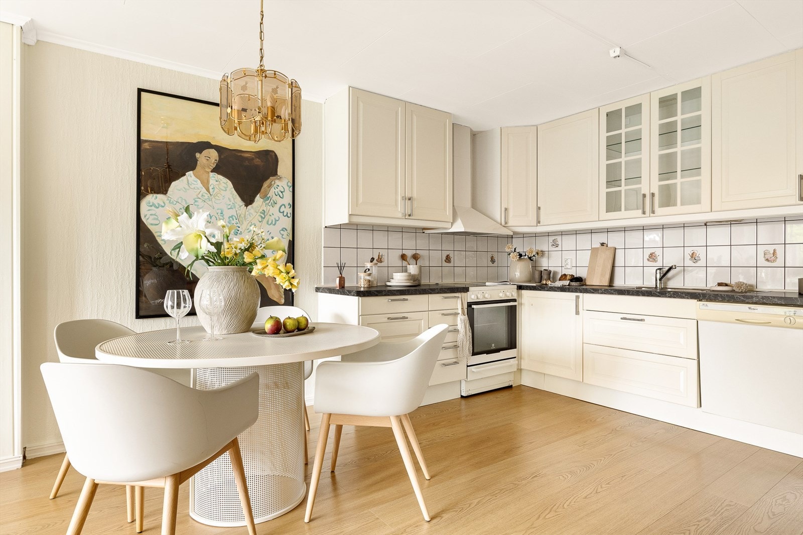 Kjøkkenet har en praktisk utforming og rikelig med skap- og benkeplass. Galleribilde