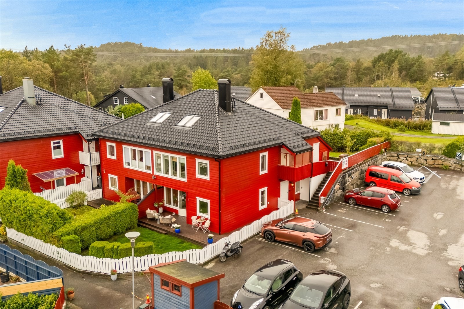 Daglige ærender gjøres enkelt med butikker i nærområdet, og bybanen tar deg raskt til Lagunen Storsenter med et bredt utvalg av tilbud. Galleribilde