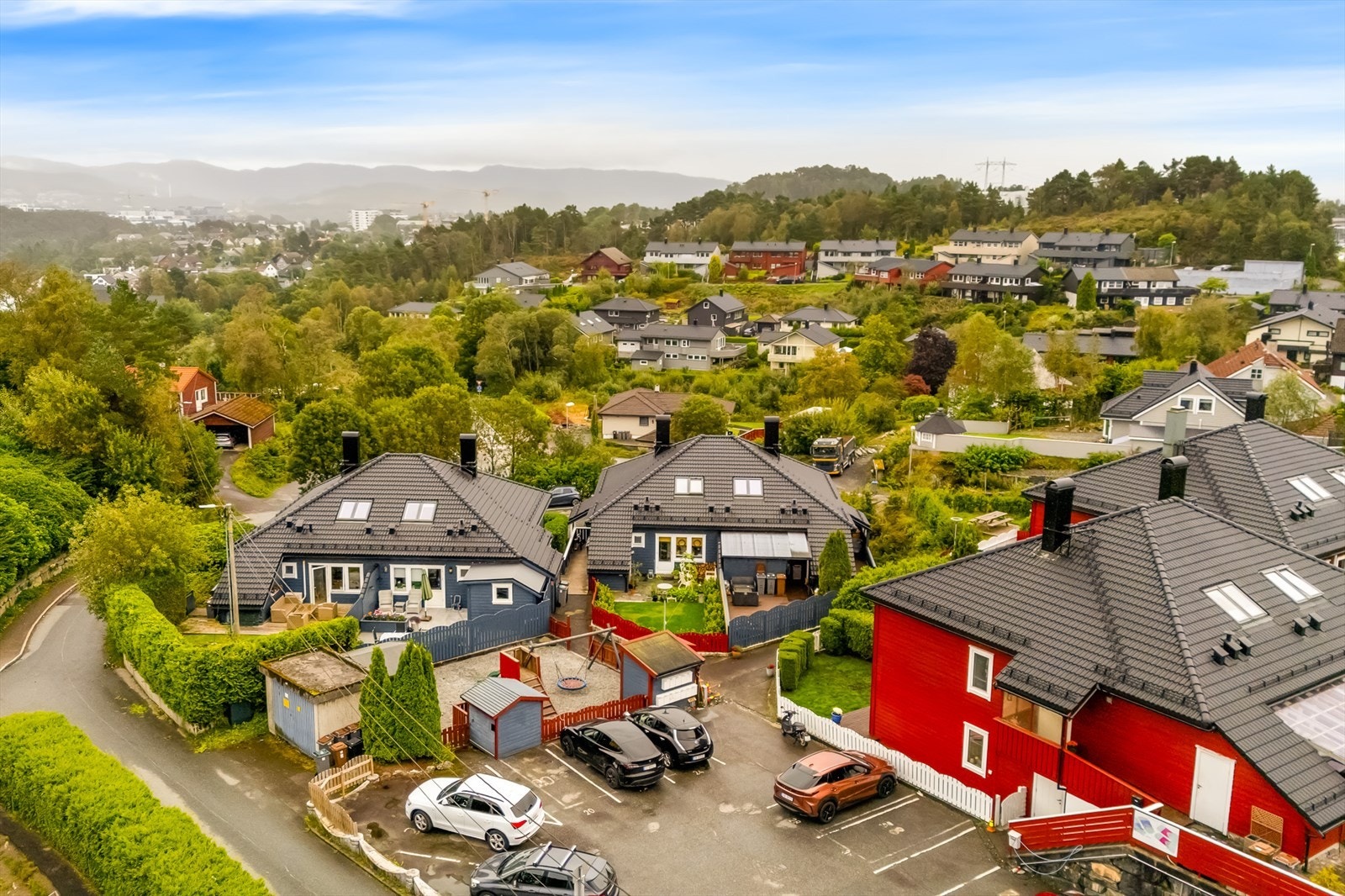Leiligheten ligger i et barnevennlig område med nærhet til barnehager, skole og lekeplasser. Galleribilde
