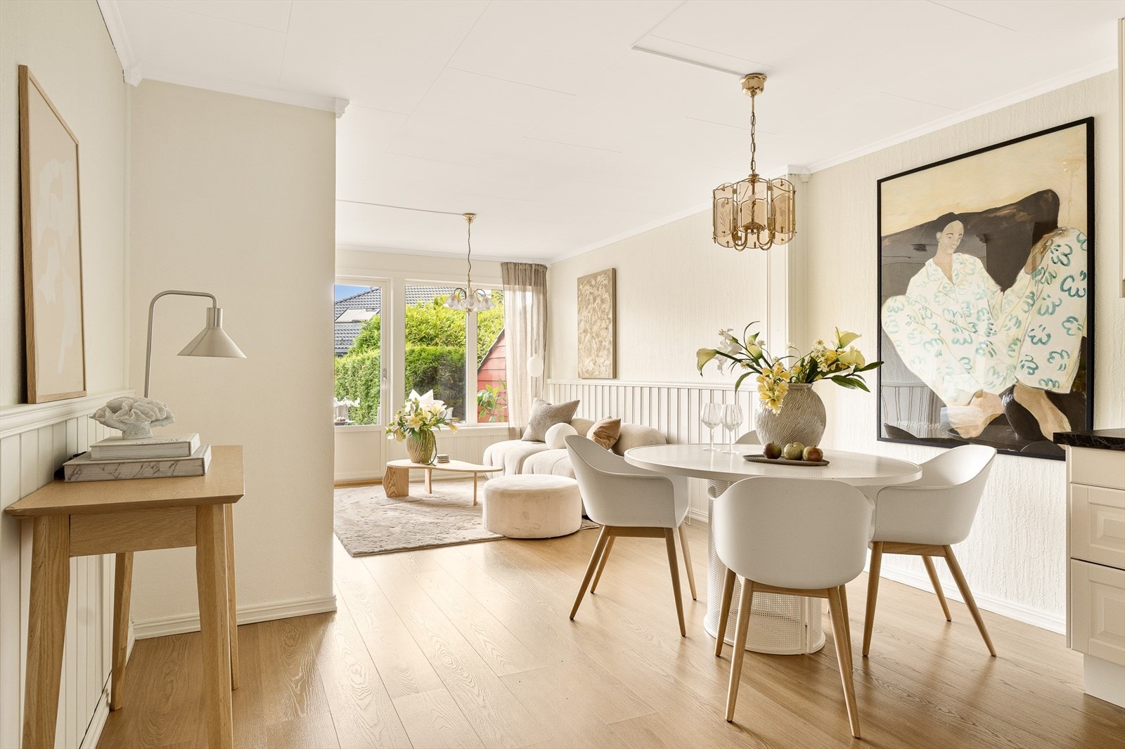 Her har du god plass til et spisebord med plass til hele familien. Galleribilde